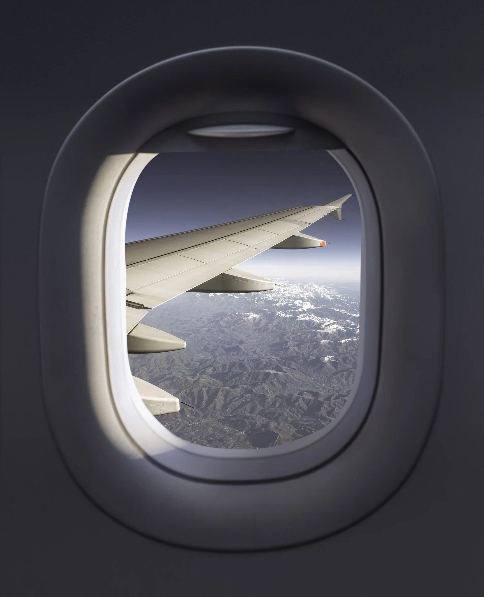 Por qué las ventanillas de los aviones tienen un pequeño agujero en la parte inferior