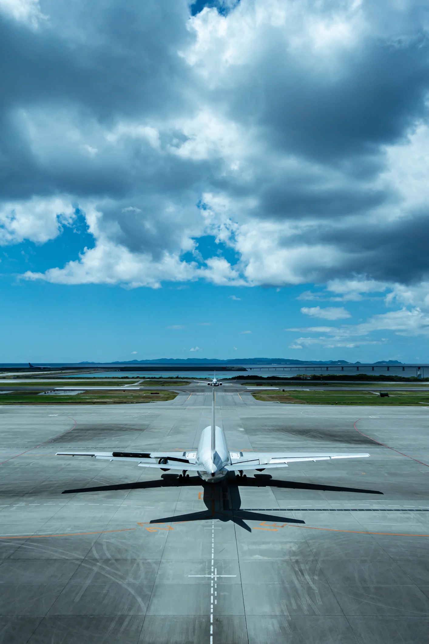 ¿Qué puedo hacer si mi vuelo se retrasa y cómo me compensa la aerolínea?
