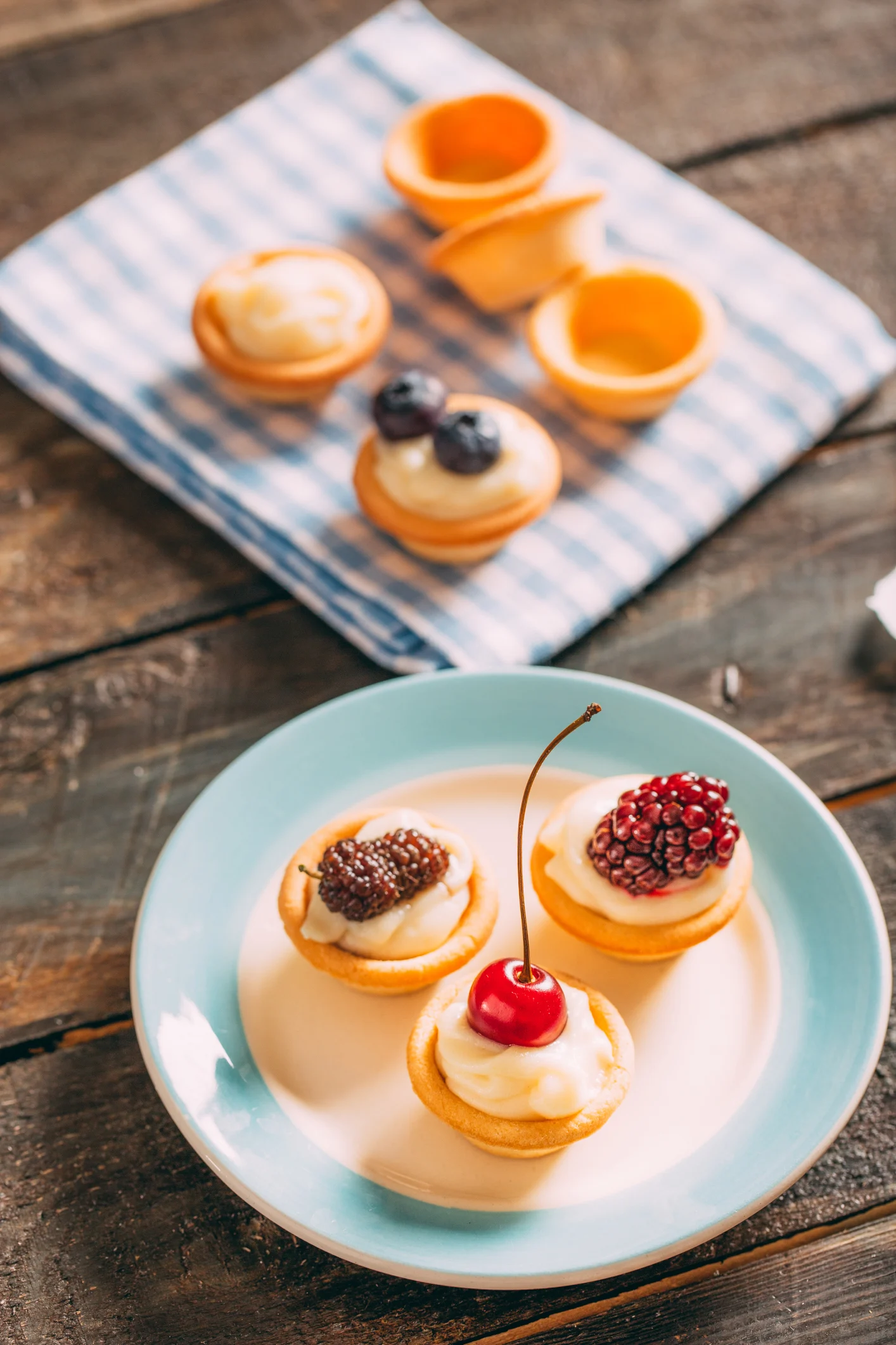 Fruit salad cheesecake slice
