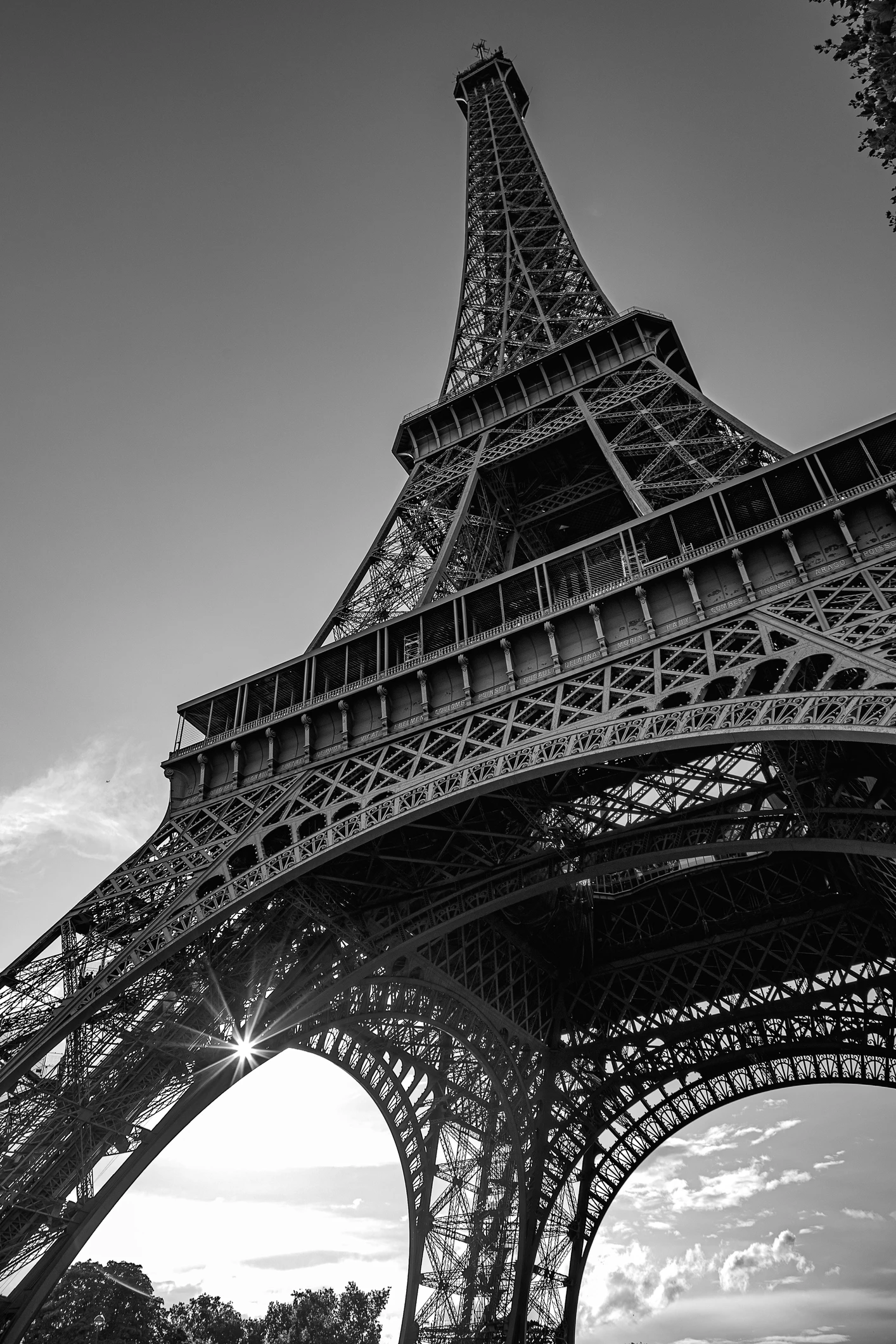 I tuffi da grandi altezze arrivano anche davanti alla torre Eiffel