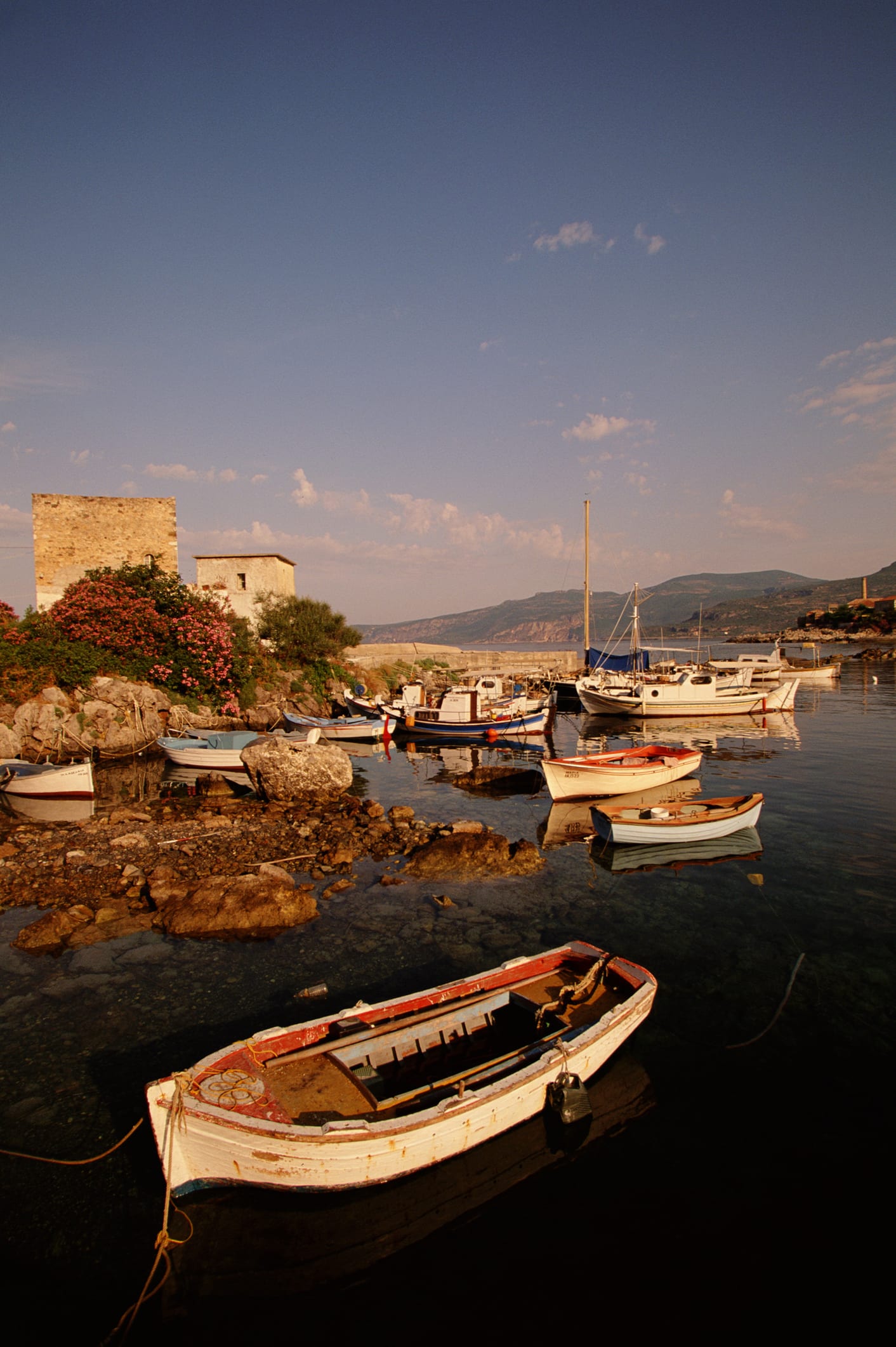 Η παραλία της δυτικής Μάνης με θέα τον Ταΰγετο (video)