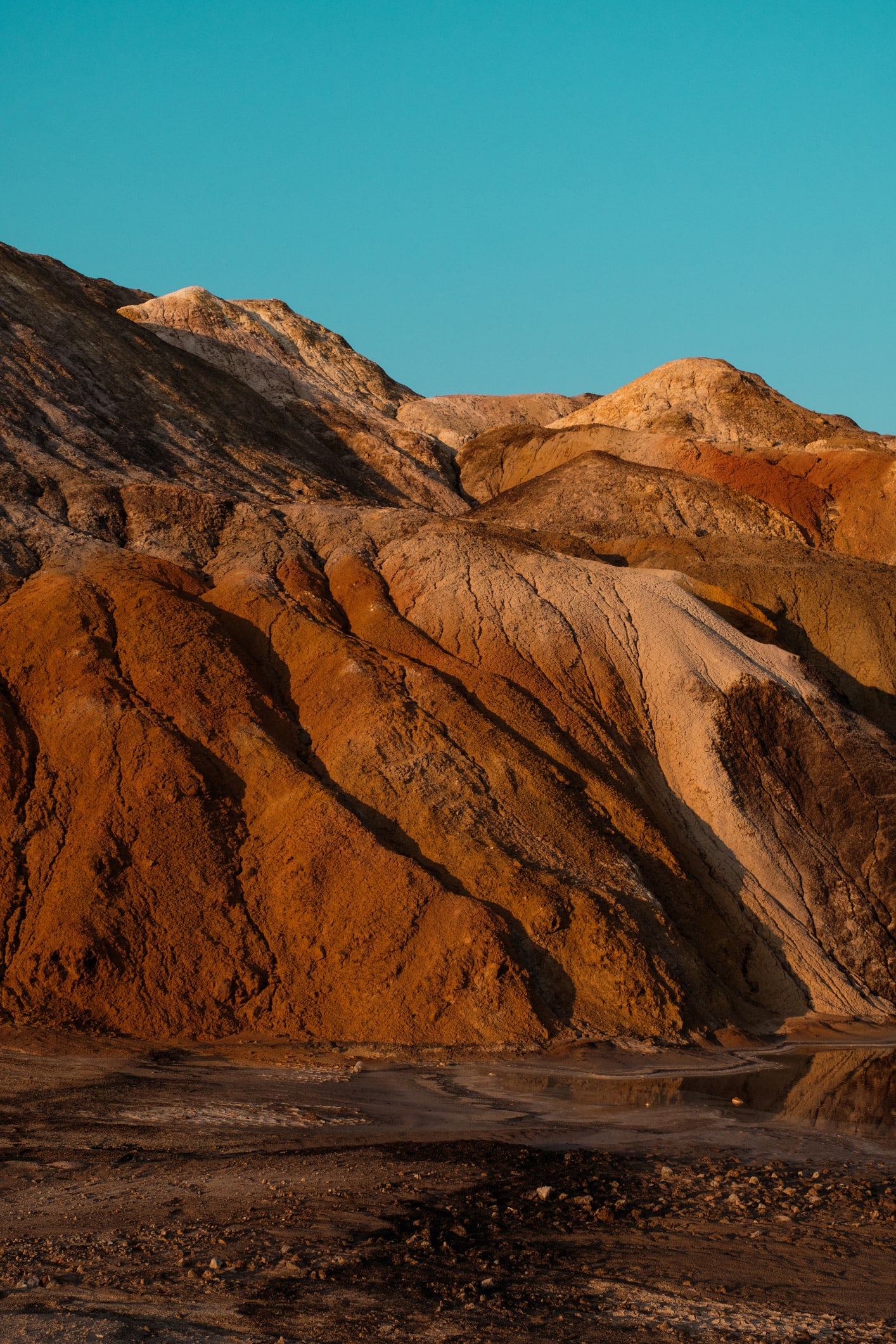 ภาพถ่ายยอดแหลมแปลกประหลาดยื่นออกมาบนดาวอังคาร