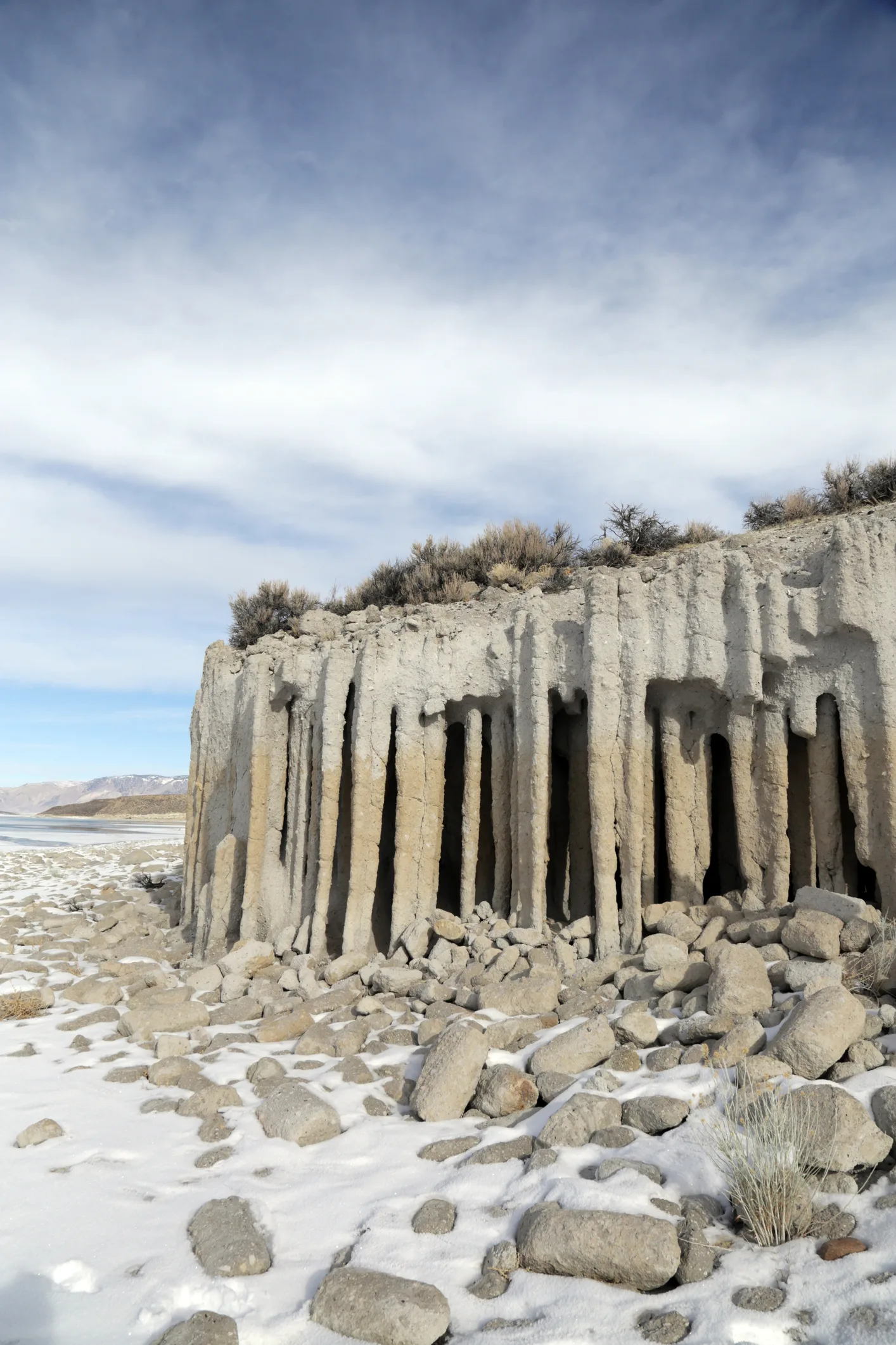 Las extrañas e impactantes columnas de piedra en California