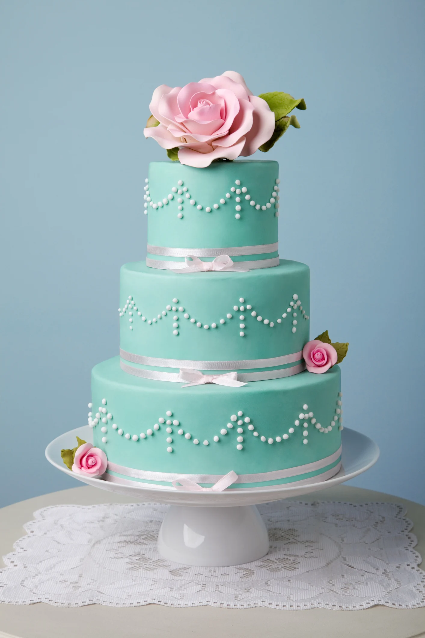 Bride makes own wedding cake 12 hours before the big day