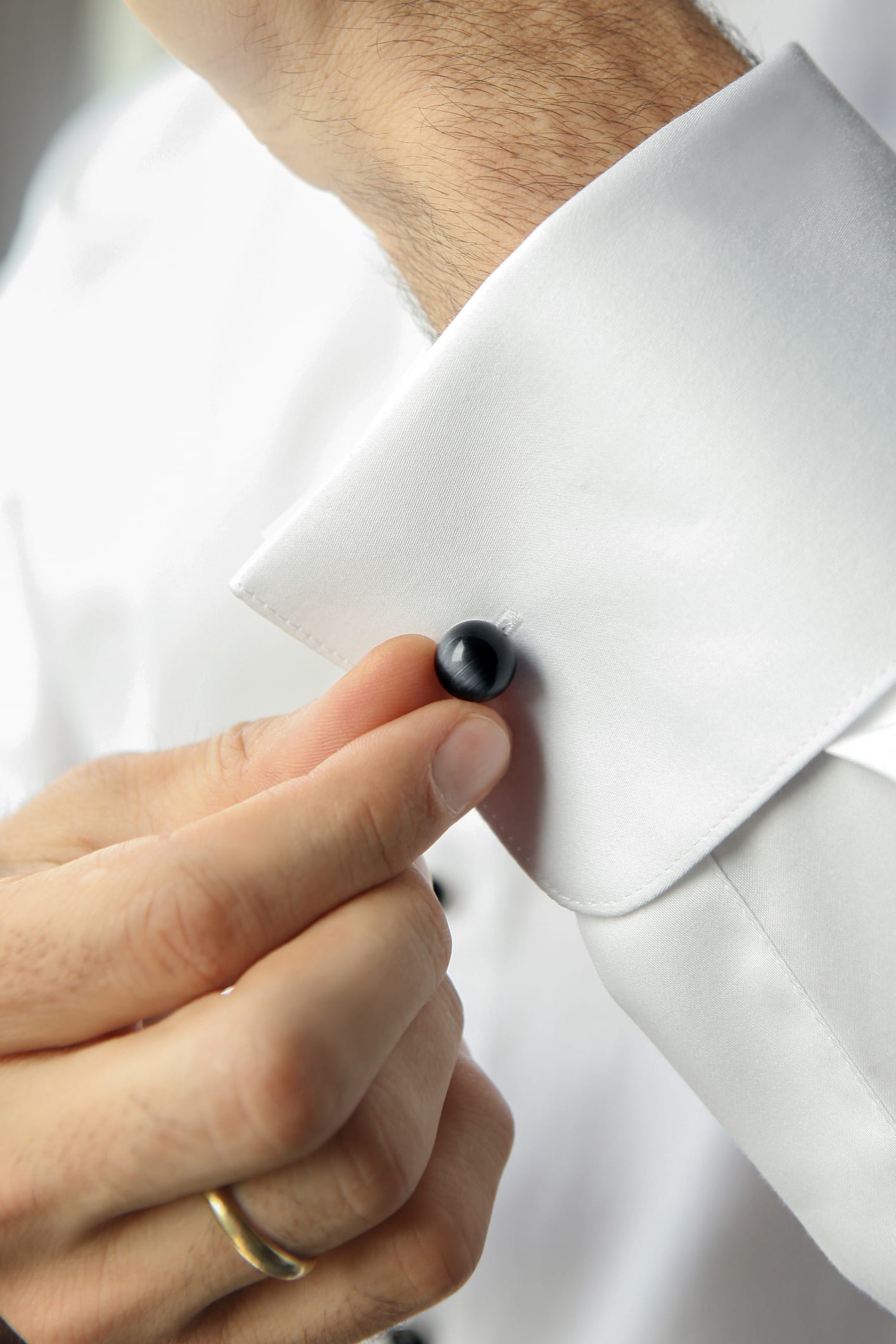 Trucos para poner los gemelos en la camisa y cómo escoger bien en una boda