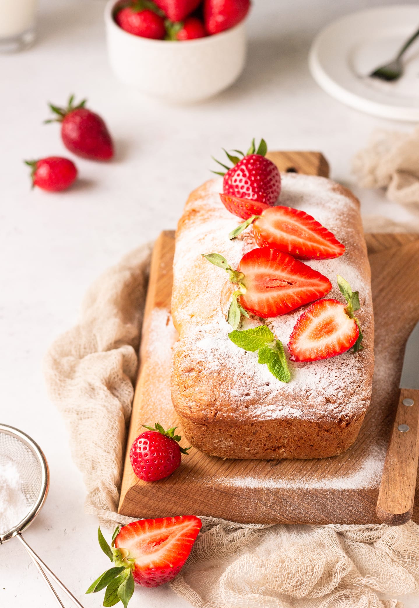 Para esas tardes de antojo, prepara este delicioso y esponjoso bizcocho de yogur y fresas