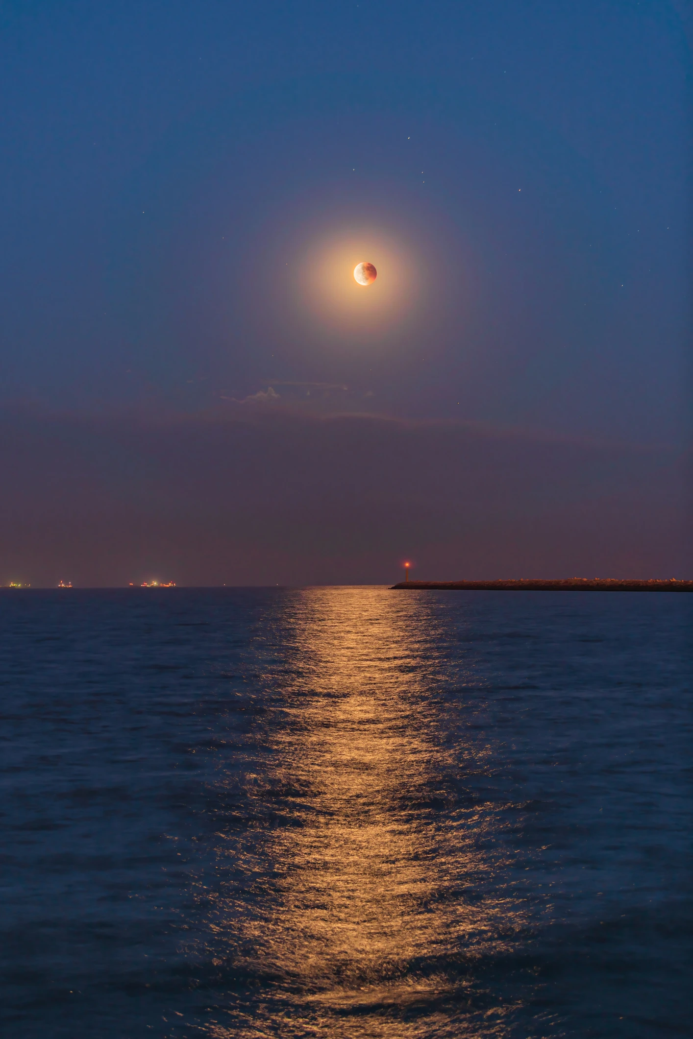 AP PHOTOS: Lunar eclipse thrills stargazers in the Americas