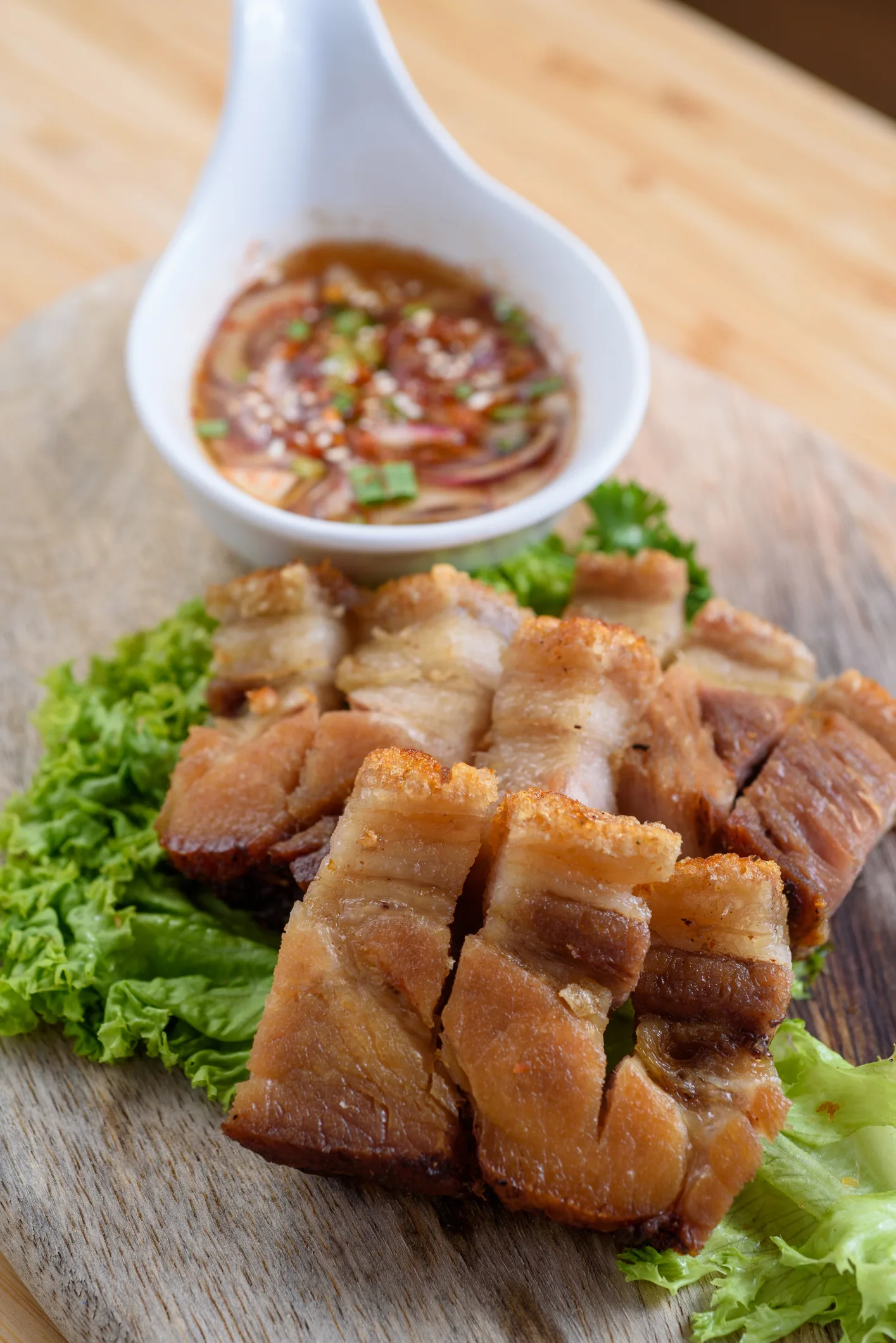 “หมูกรอบคั่วพริกเกลือ” เนื้อนุ่มหนังฟูกรอบ