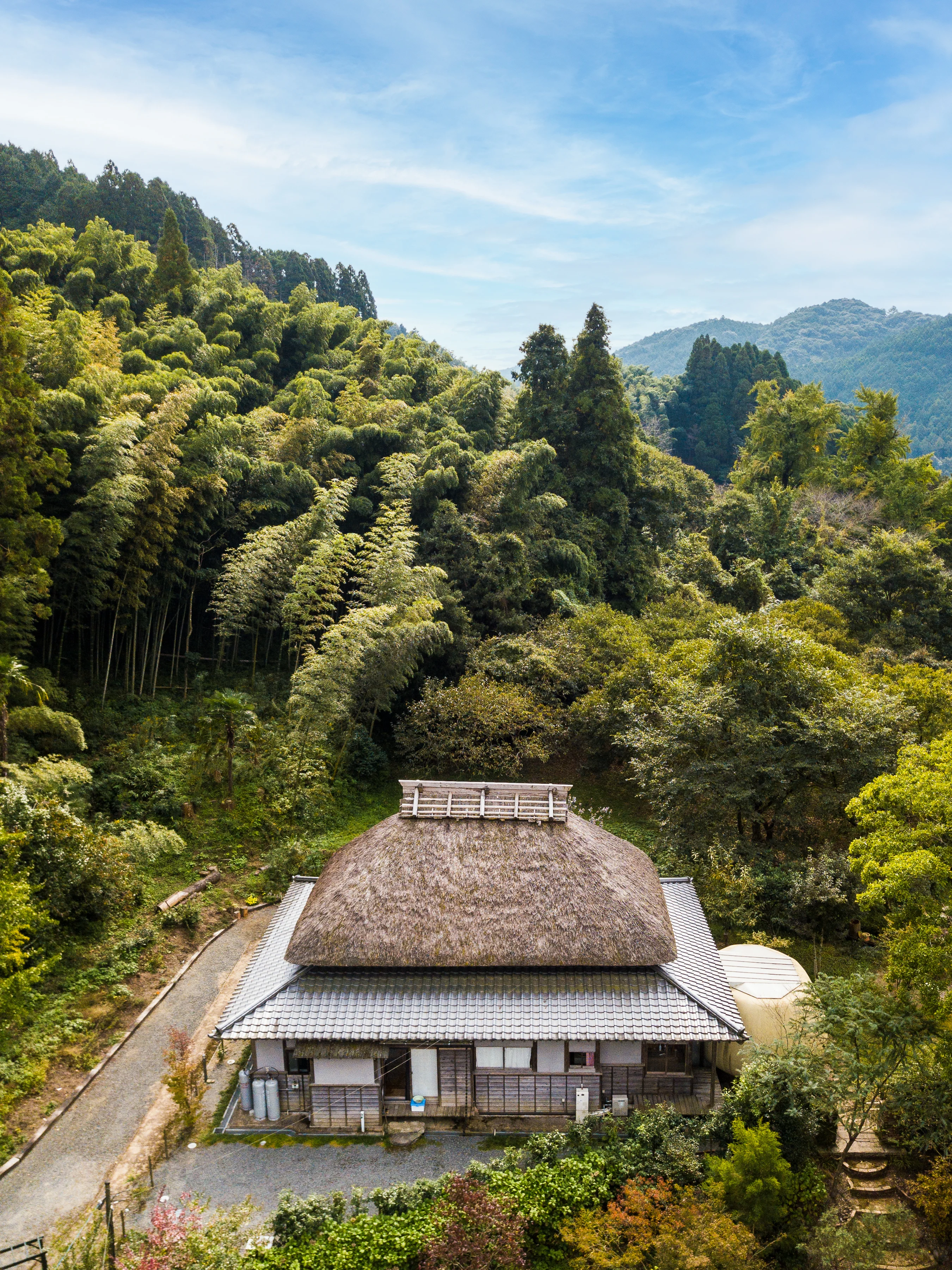 บ้านชั้นเดียวสีขาว ที่อยู่สบายกับธรรมชาติ