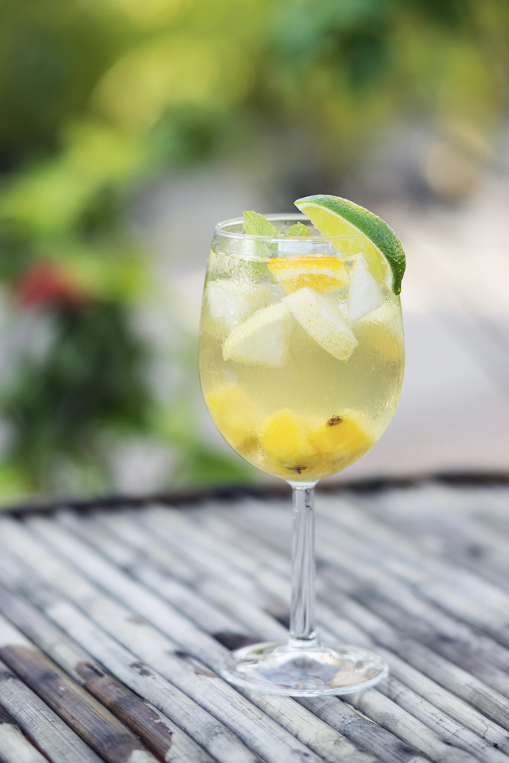 Easy White Sangria: the refreshing drink recipe made with white wine
