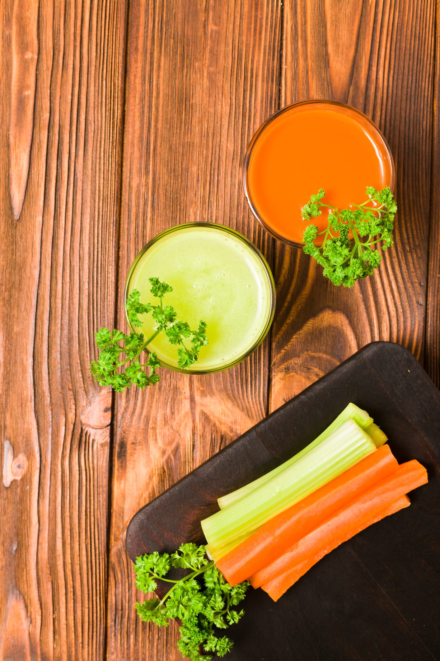 ¿Qué beneficios tiene el jugo de naranja con apio?