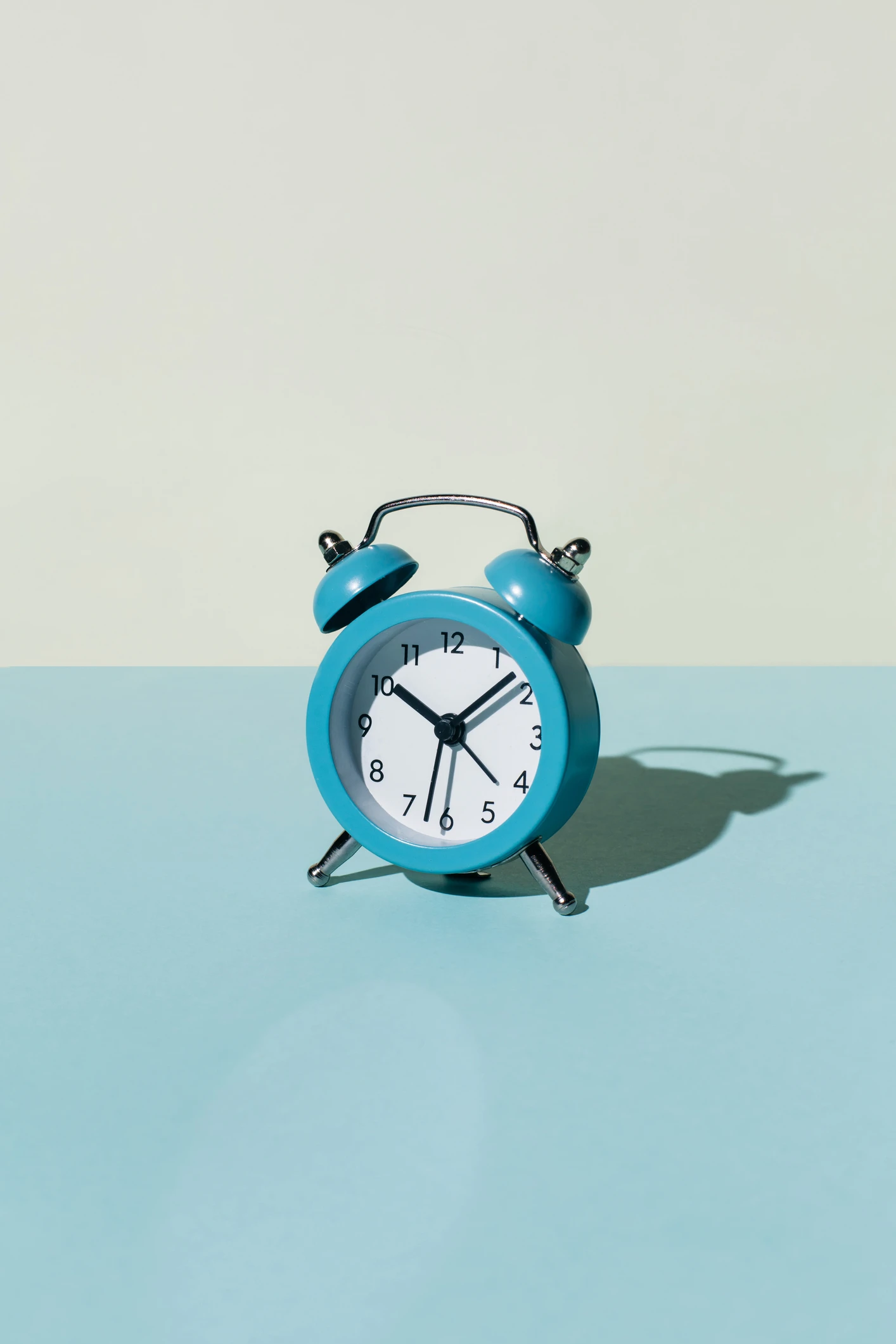 هل تستيقظ قبل رنّ المنبّه؟ إليك ما يجب فعله