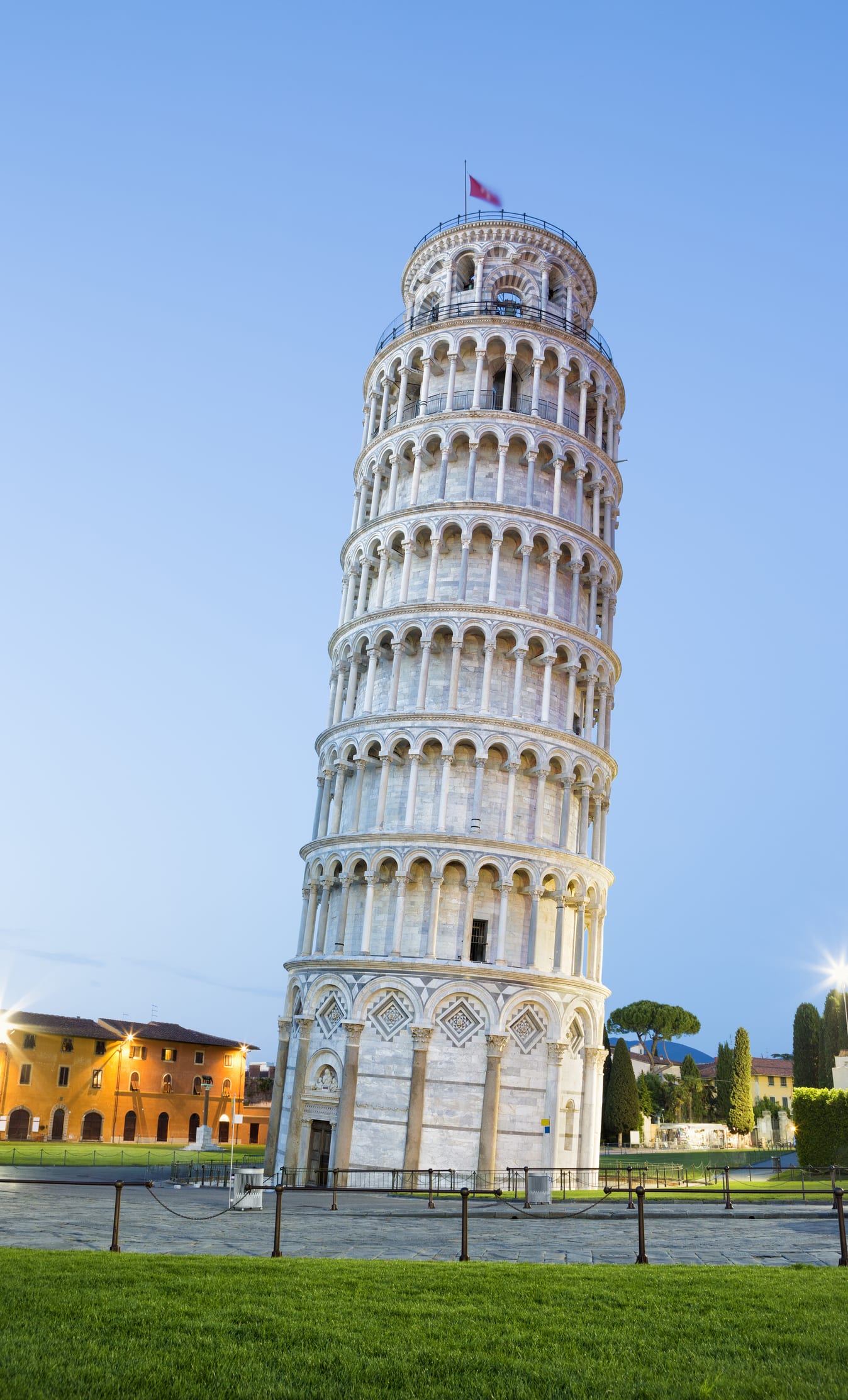 Por qué está inclinada la Torre de Pisa y otras curiosidades sobre este monumento
