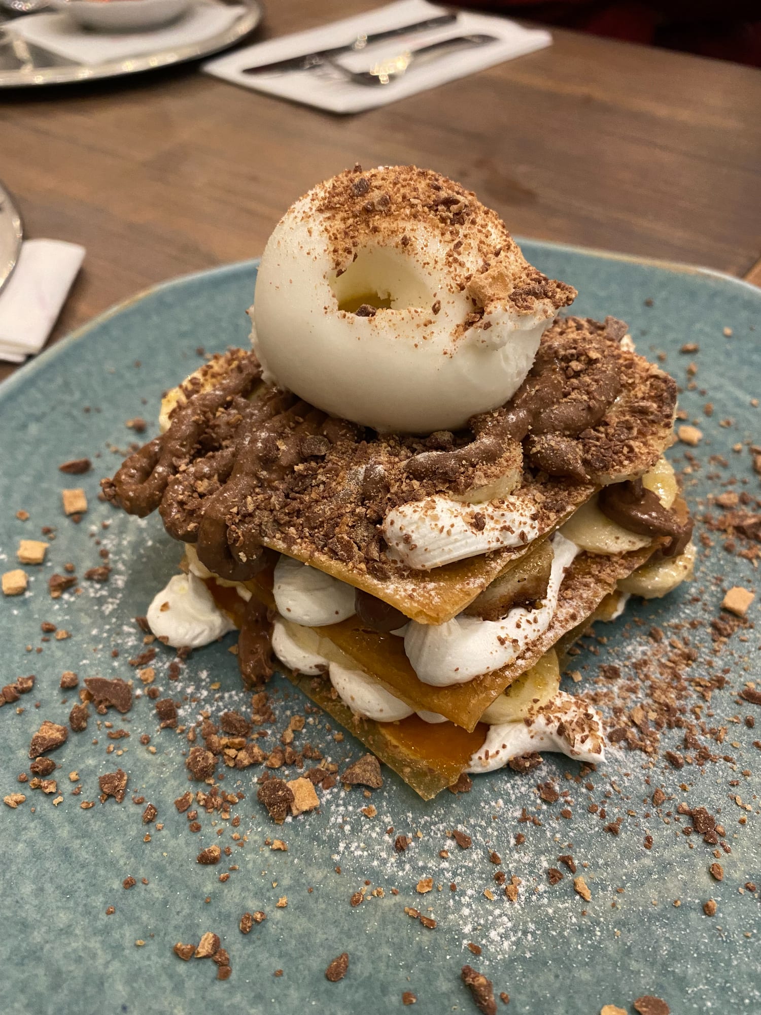 นี่มันแผ่นปูนหรืออาหาร? ชาวเน็ตถกสนั่นร้านอาหารหรูในญี่ปุ่นเสิร์ฟเมนูอิหยังวะ?