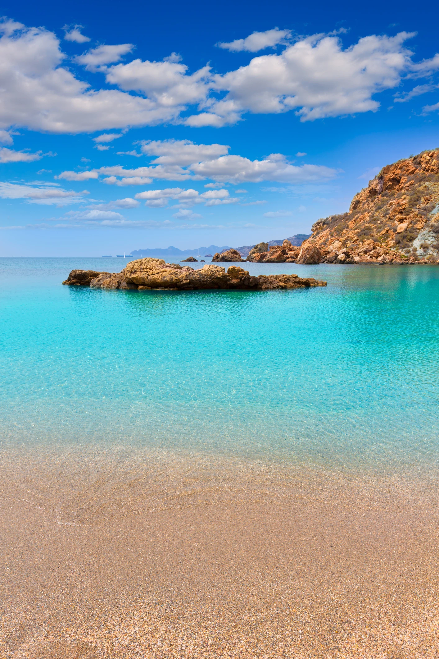 Acantilados, calas y playas de arena blanca: descubre Cala Cortina, un tesoro de la Costa Cálida