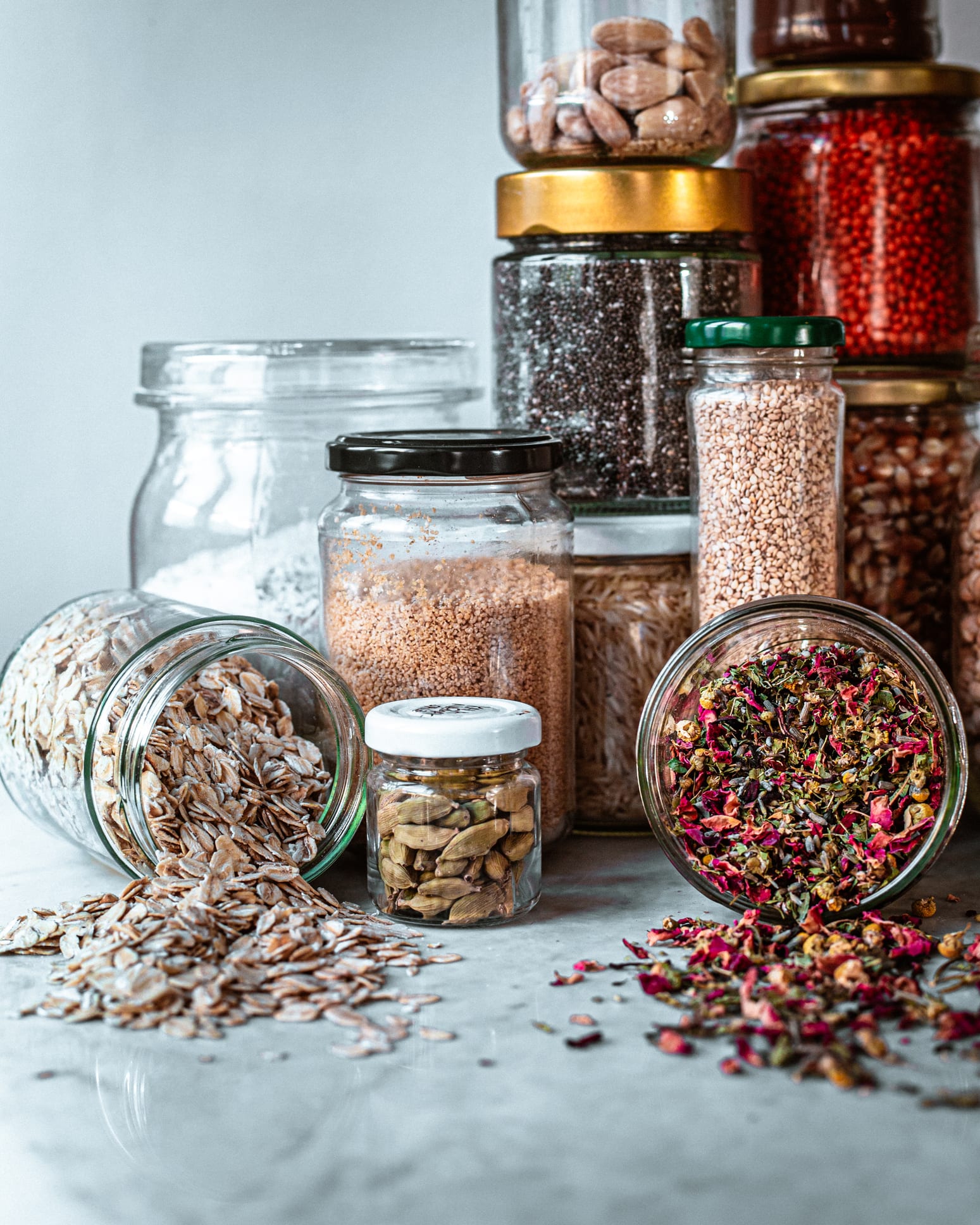 Щоб не завелася міль та комахи: як правильно зберігати крупи на кухні