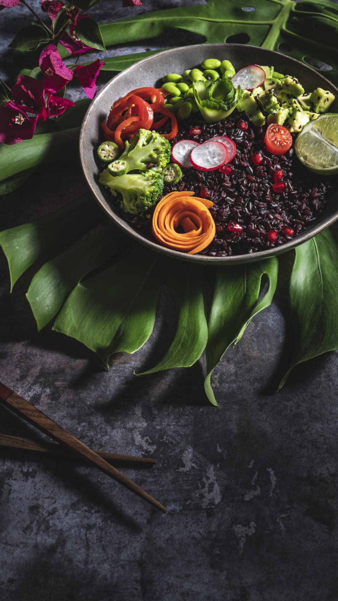 Cena rica en proteínas y baja en grasas, ensalada fría de frijoles y aguacate