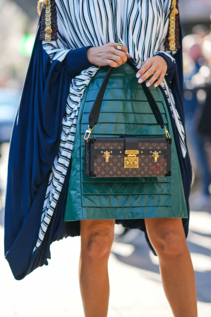 Capi di tendenza per l’Autunno/Inverno 2022-2023: tubini neri, mini gonne e canotte sono un must