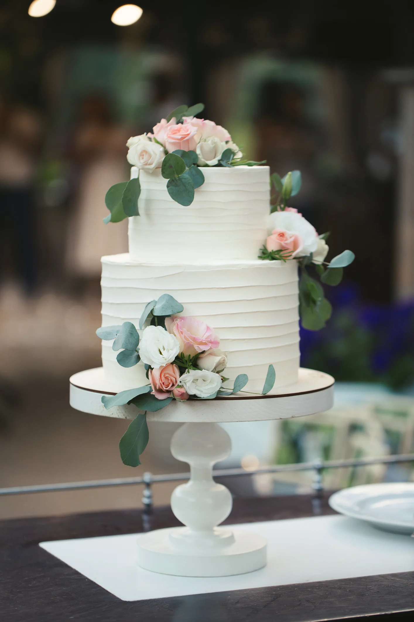 Bride makes own wedding cake 12 hours before the big day