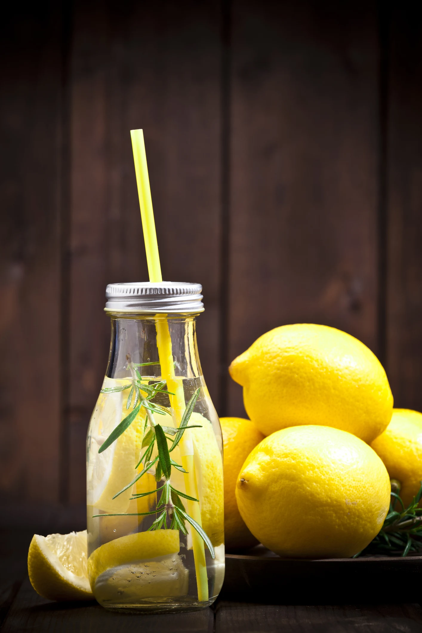 Cuáles son los beneficios de tomar agua con limón al levantarse