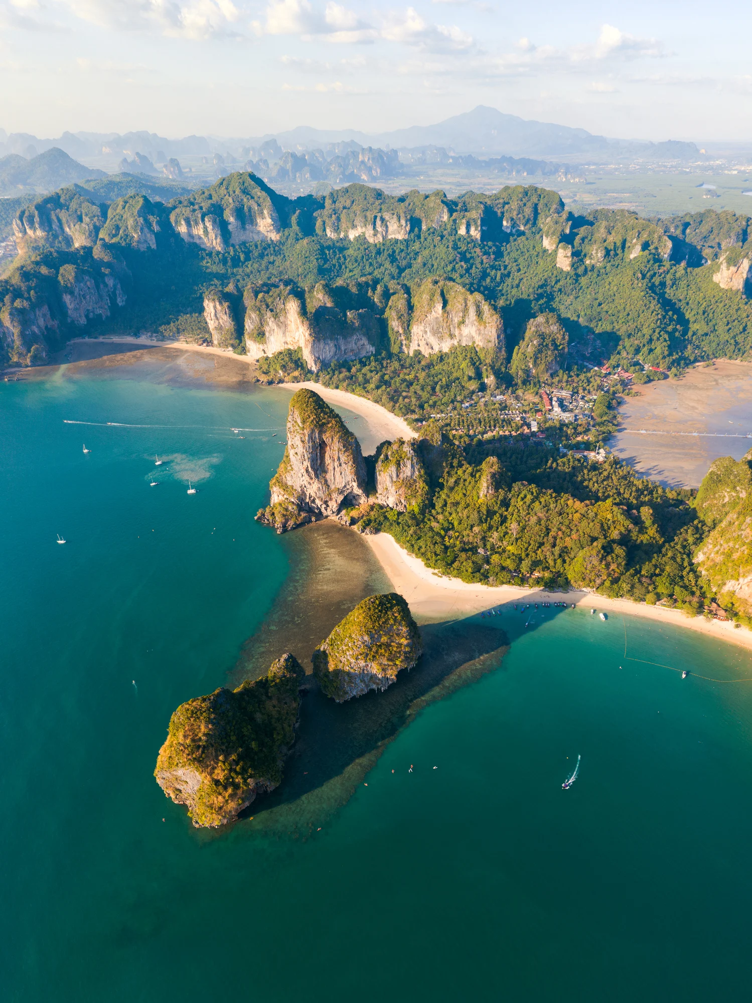 ตื่นตา! เที่ยวกระบี่มิติใหม่ “ล่องเรือครุยส์” ชมพระอาทิตย์ตกกลางทะเลสุดฟิน