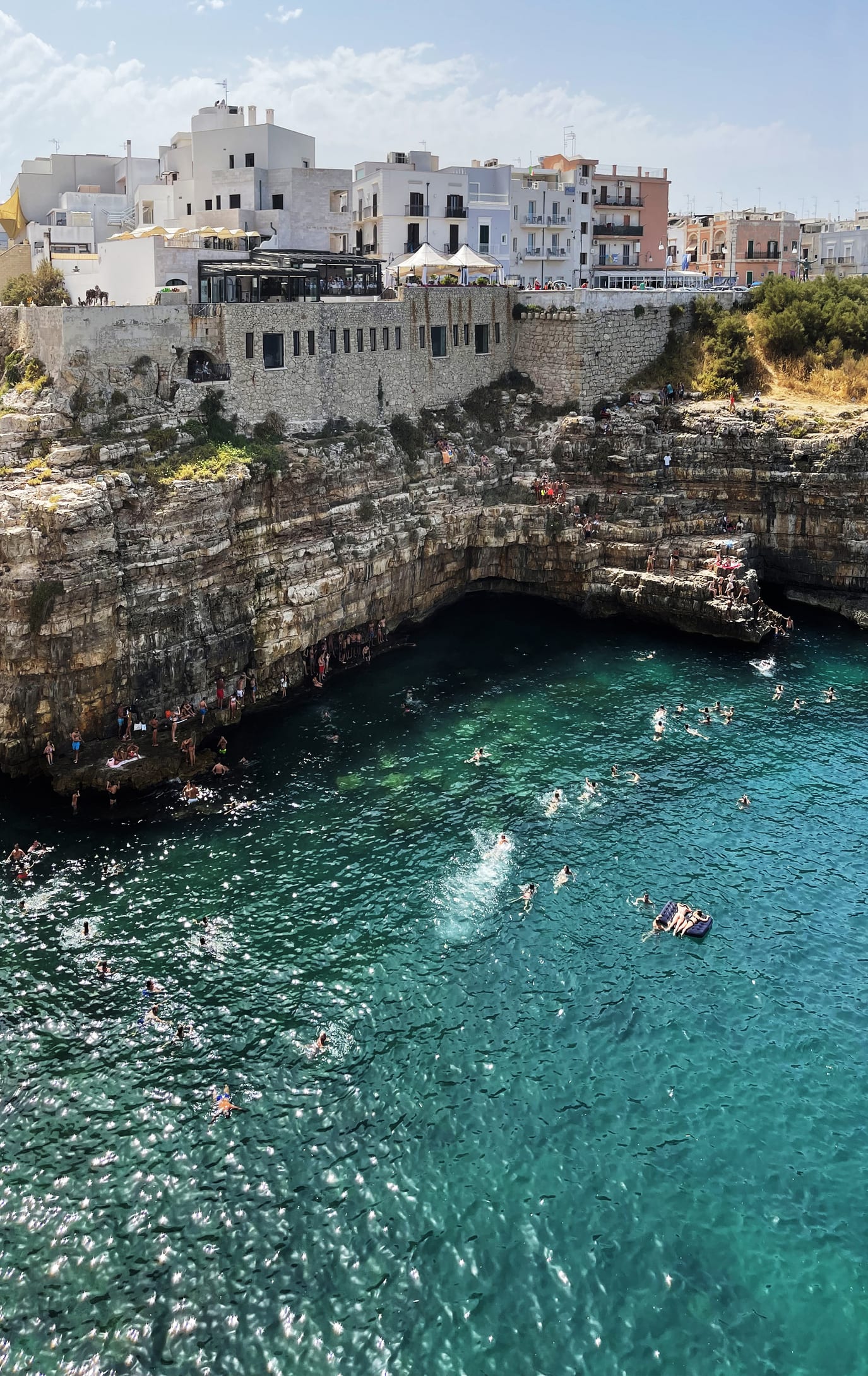 In Italia c’è un borgo mozzafiato a picco sul mare