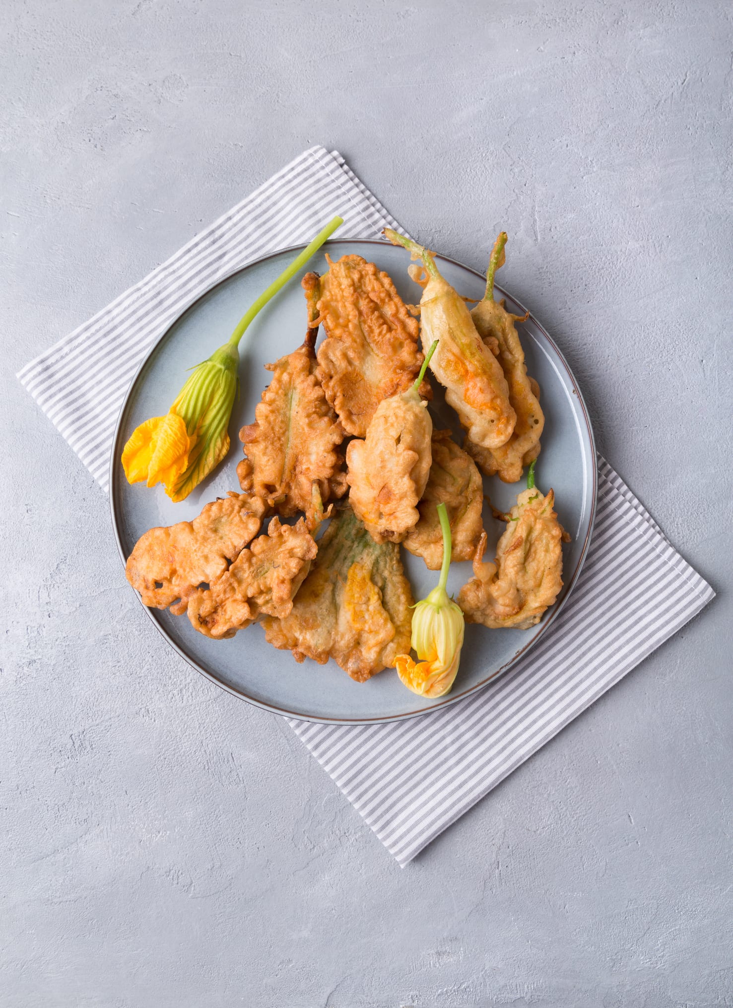 Fiori di zucca fritti e croccanti | Appetitosi ed invitanti