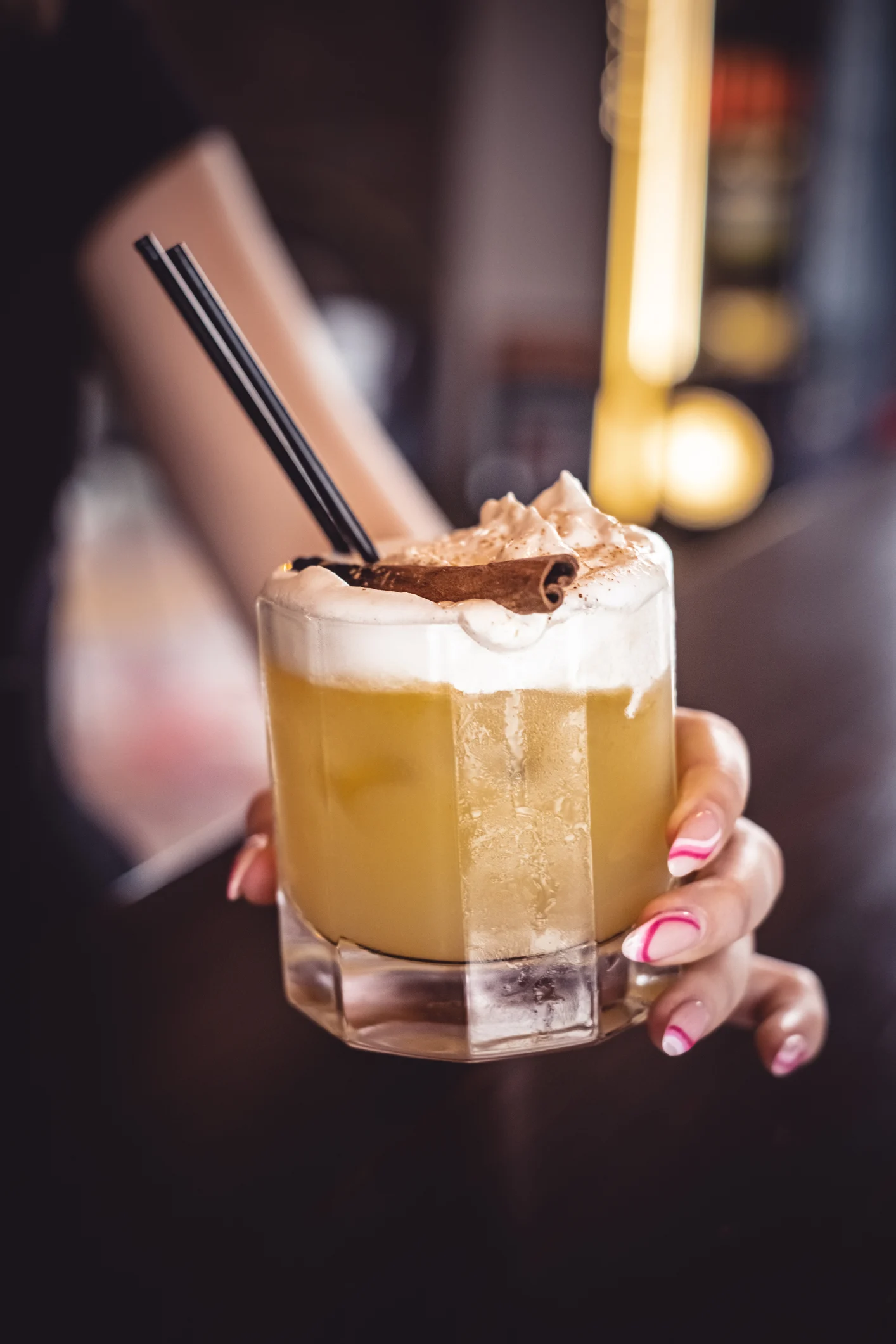 לחיי עצמך: כל הסיבות לצאת לבד לבר