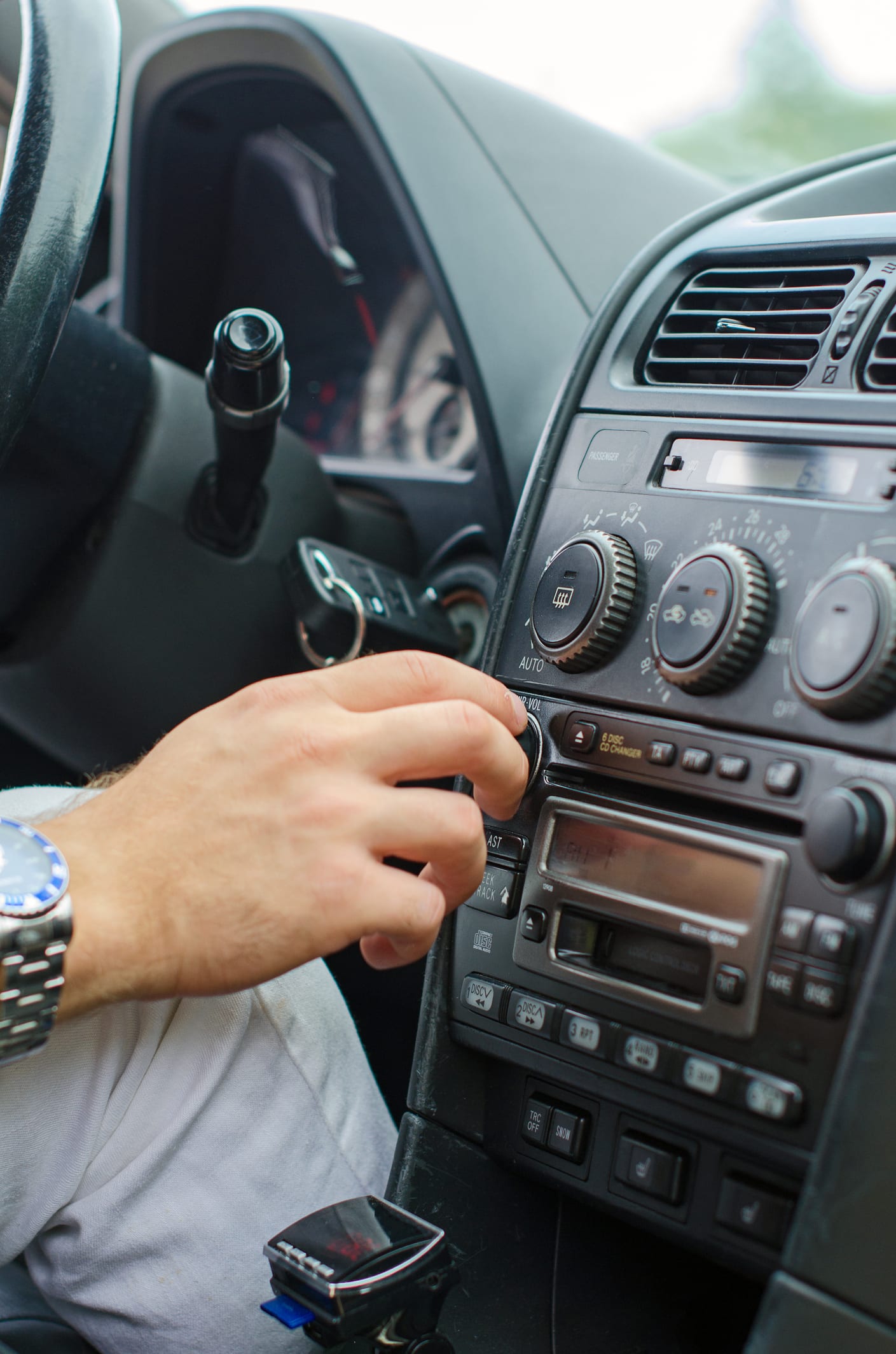 ¿Me pueden multar por llevar la música alta en el coche?