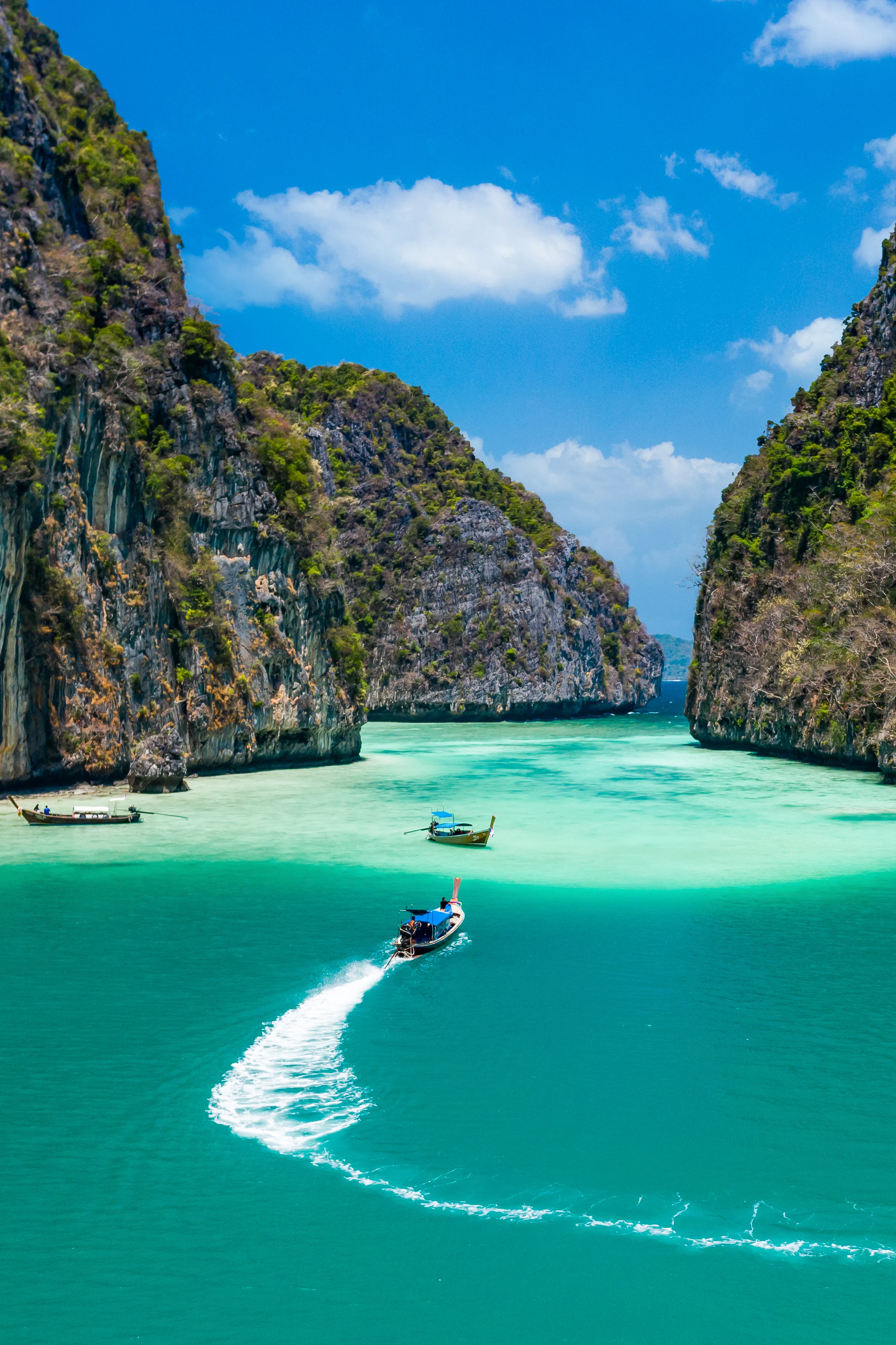 Reabre la playa de DiCaprio: estas son otras playas de cine que debes visitar