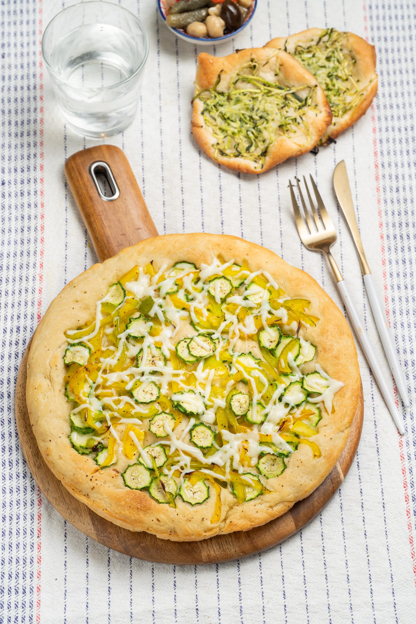 Empieza tu día con esta pizza vegetariana de calabacín y ¡sin harina y sin HORNO!; aquí la receta