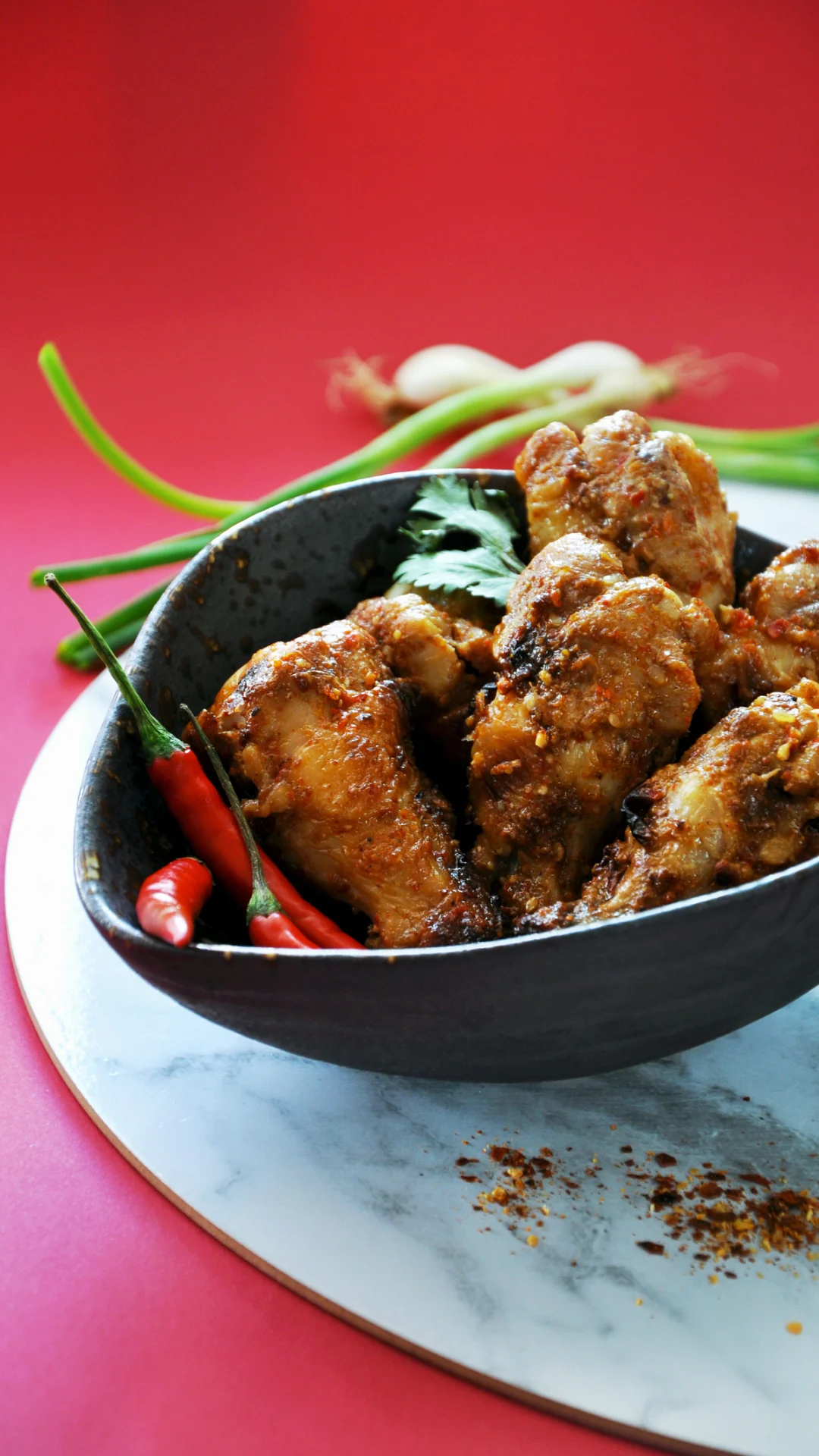 Prepara unas sabrosas alitas con salsa de soya y refresco de cola para ver tu serie favorita