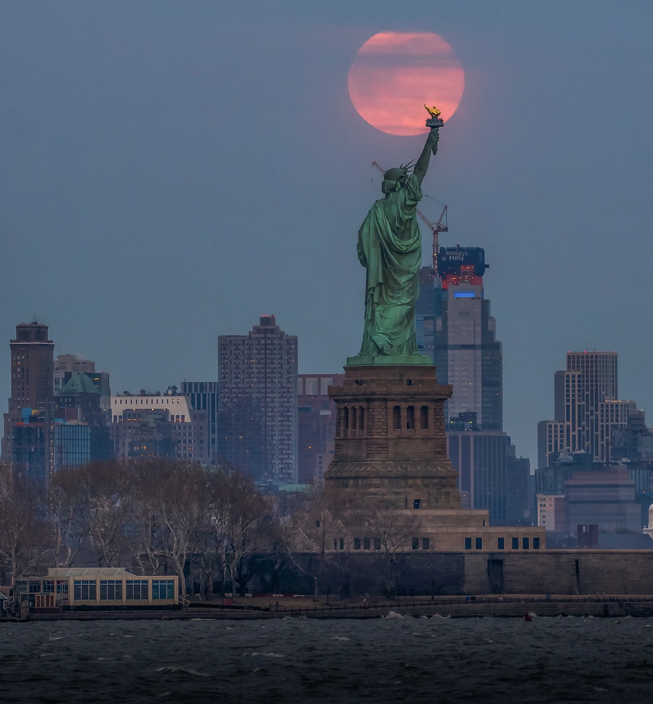 صور أب: خسوف قمري يثير إعجاب عشاق الفلك في الأمريكيتين