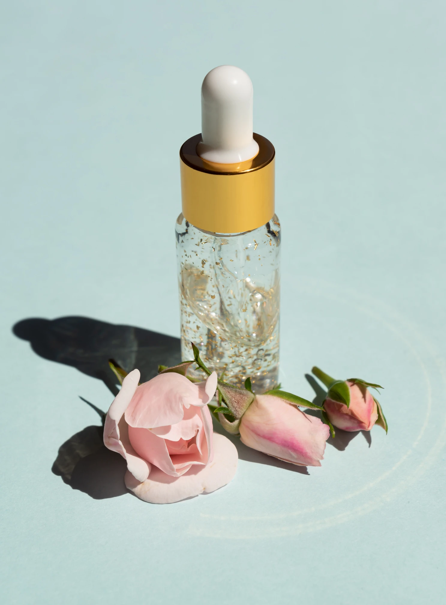 فوائد زيت الورد للوجه قبل النوم