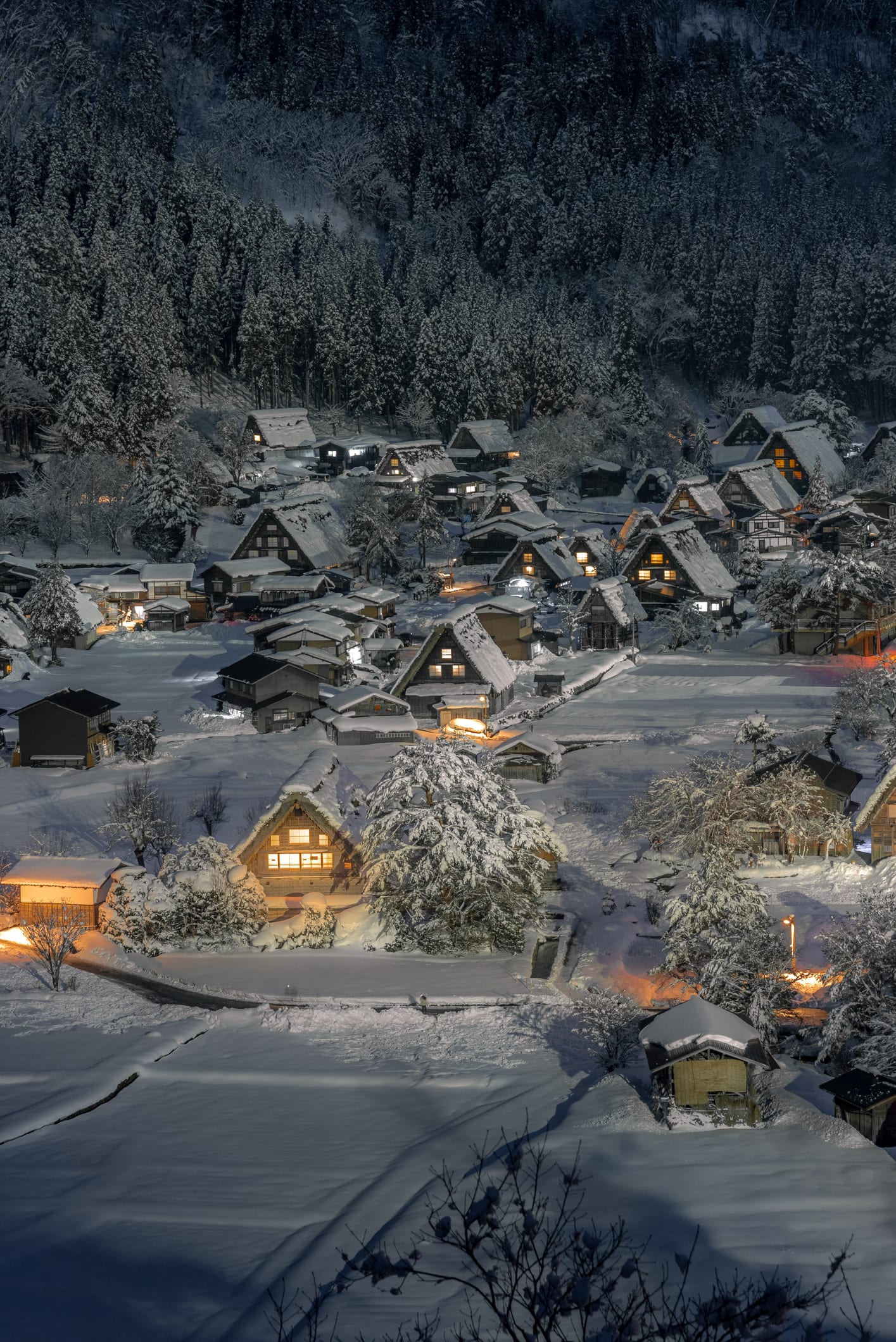 今年は豪雪　光に浮かび上がる合掌造り家屋　白川郷でライトアップ　