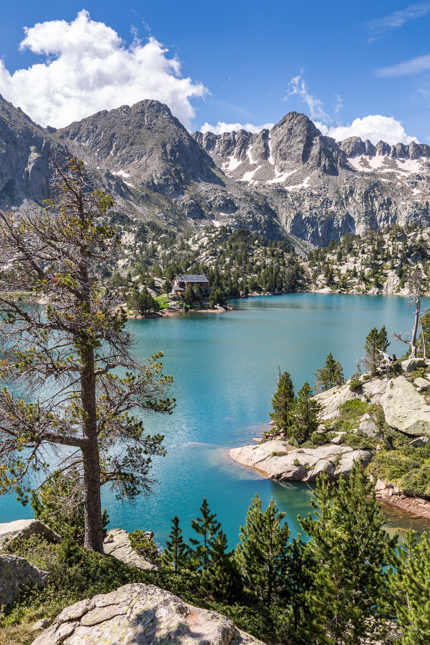 Pyrénées. Pourquoi des lacs de montagne sont pollués par des produits chimiques en altitude