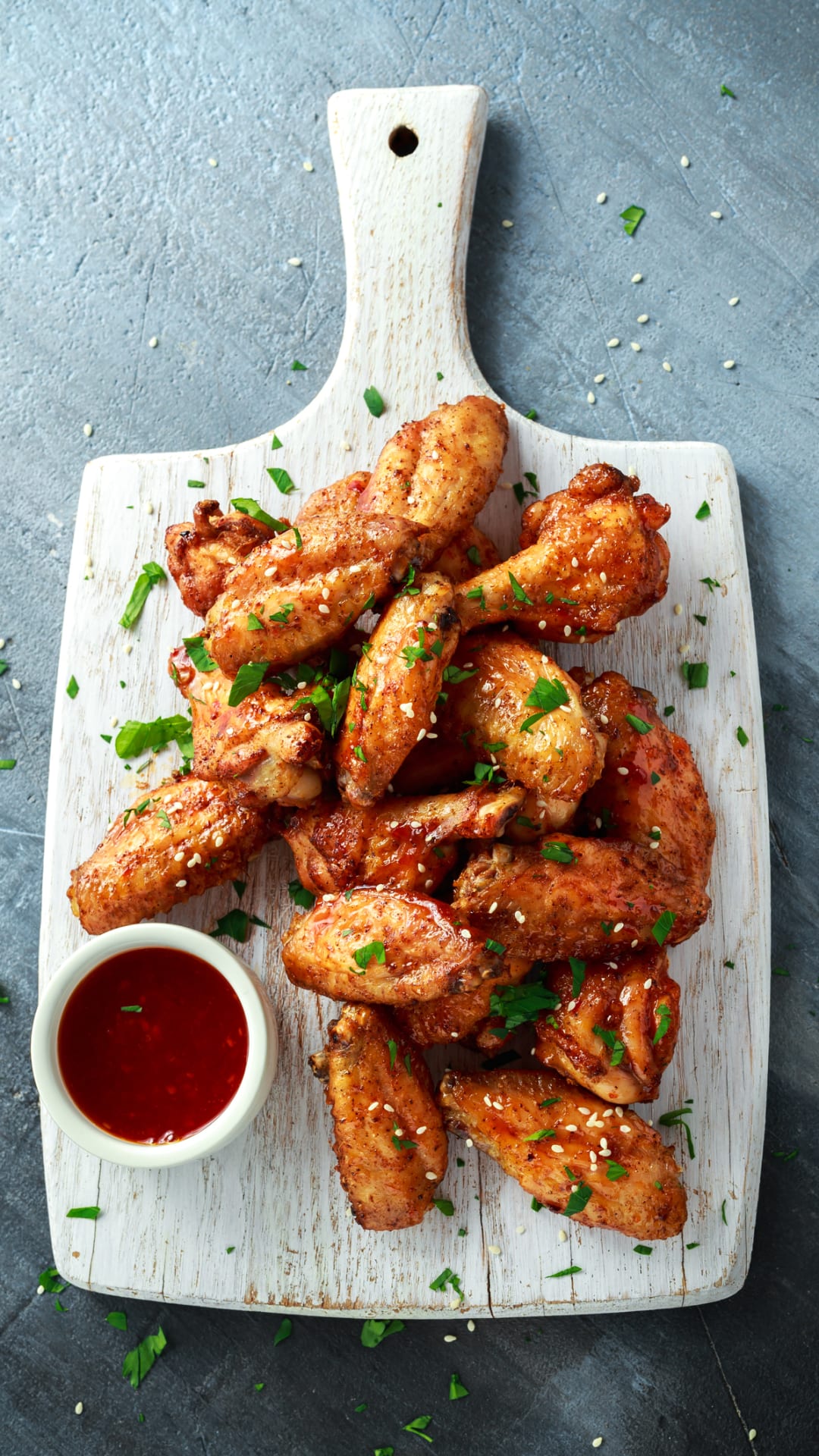 Prepara unas sabrosas alitas con salsa de soya y refresco de cola para ver tu serie favorita