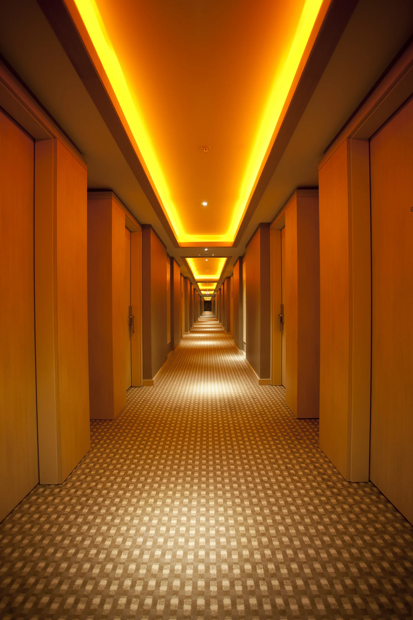 「遠方だとつらい」　舞台が開演直前に中止で波紋　交通費、宿泊費は請求できる？