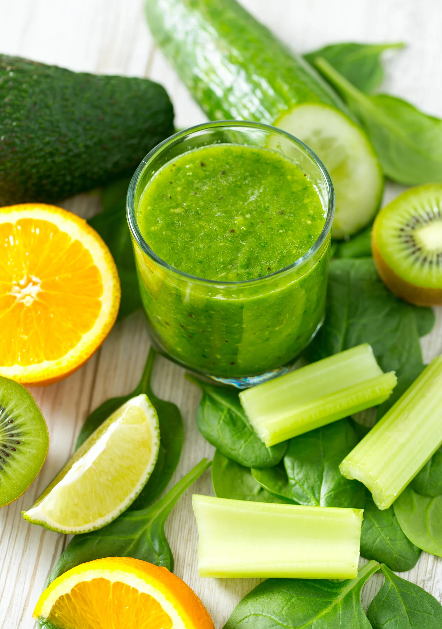 ¿Qué beneficios tiene el jugo de naranja con apio?