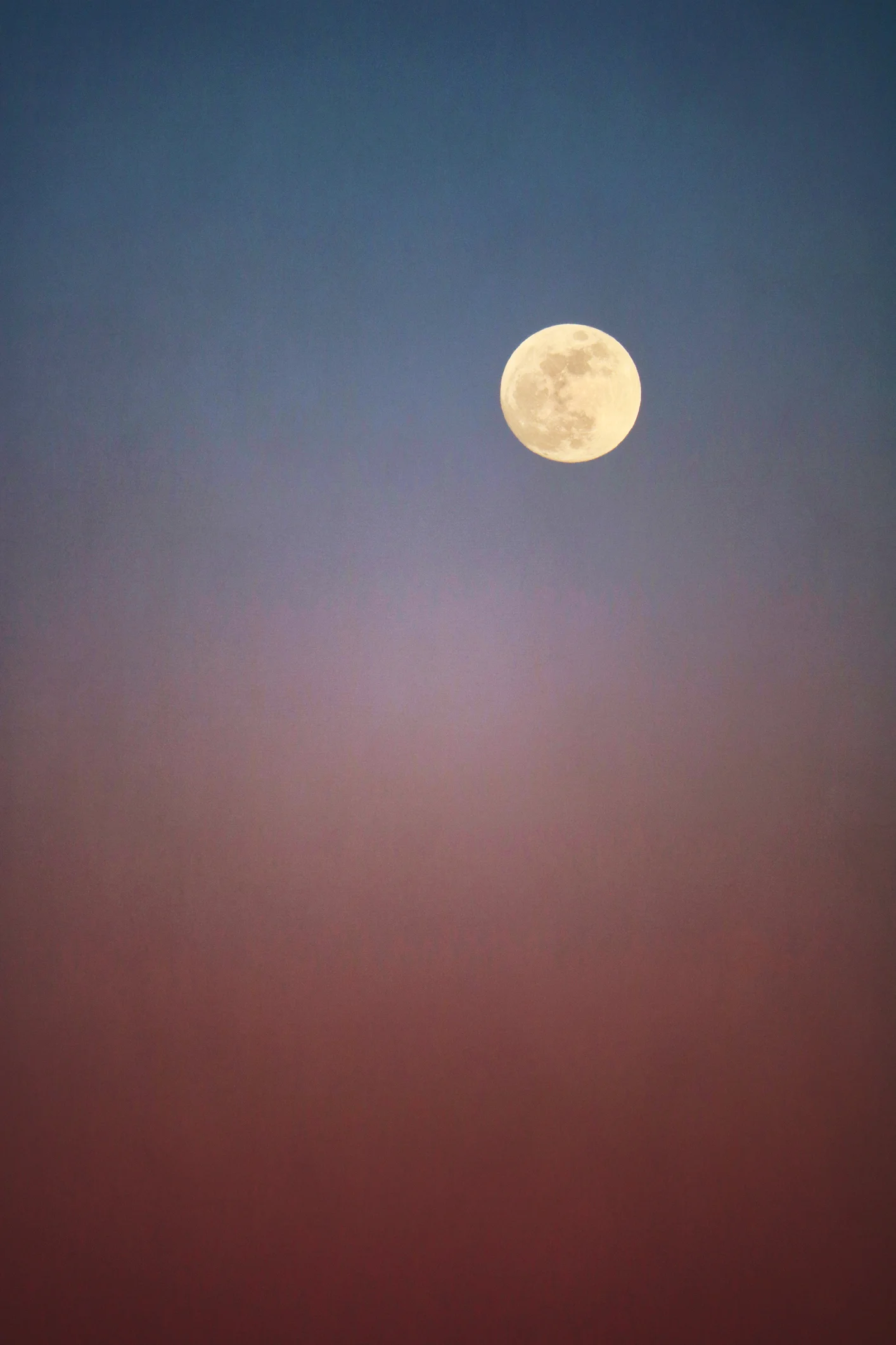 Un razzo non identificato si è schiantato sulla Luna e ha causato uno strano doppio cratere