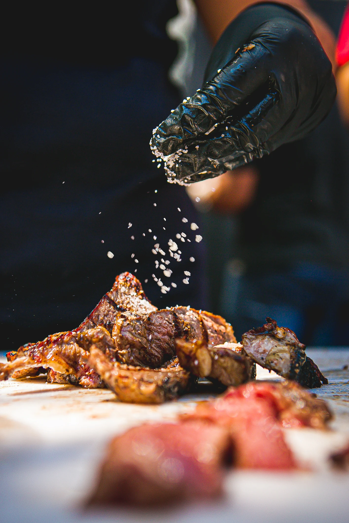 للتمتع بطعم خرافي .. هذا مايجب عليك إضافته للحم عند الشواء | المطبخ الشامي