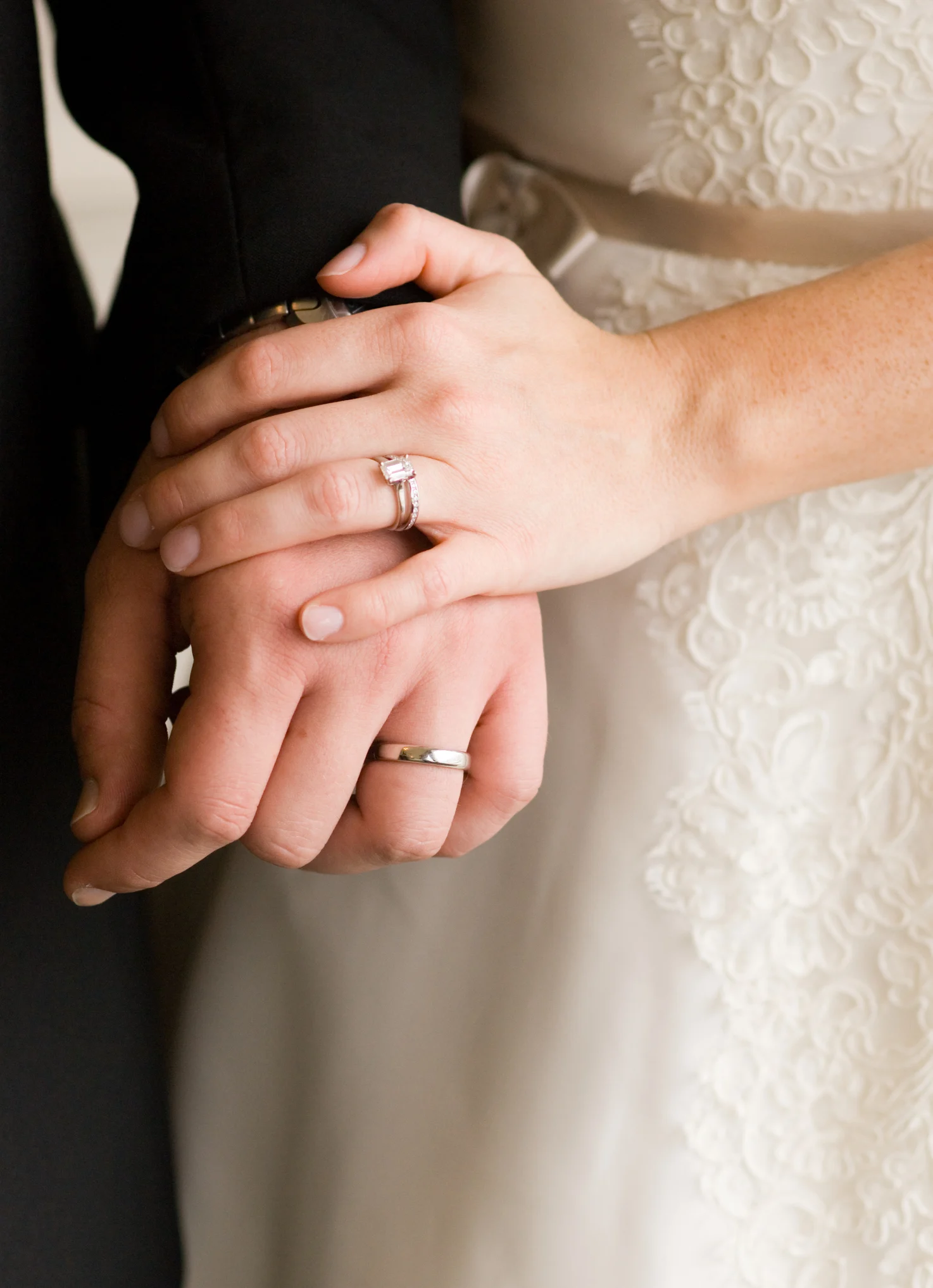 طقوس غريبة في الزواج في بعض من الدول منها يبصق والد العروسة عليها وتكسير الأواني وعدم دخول الحمام