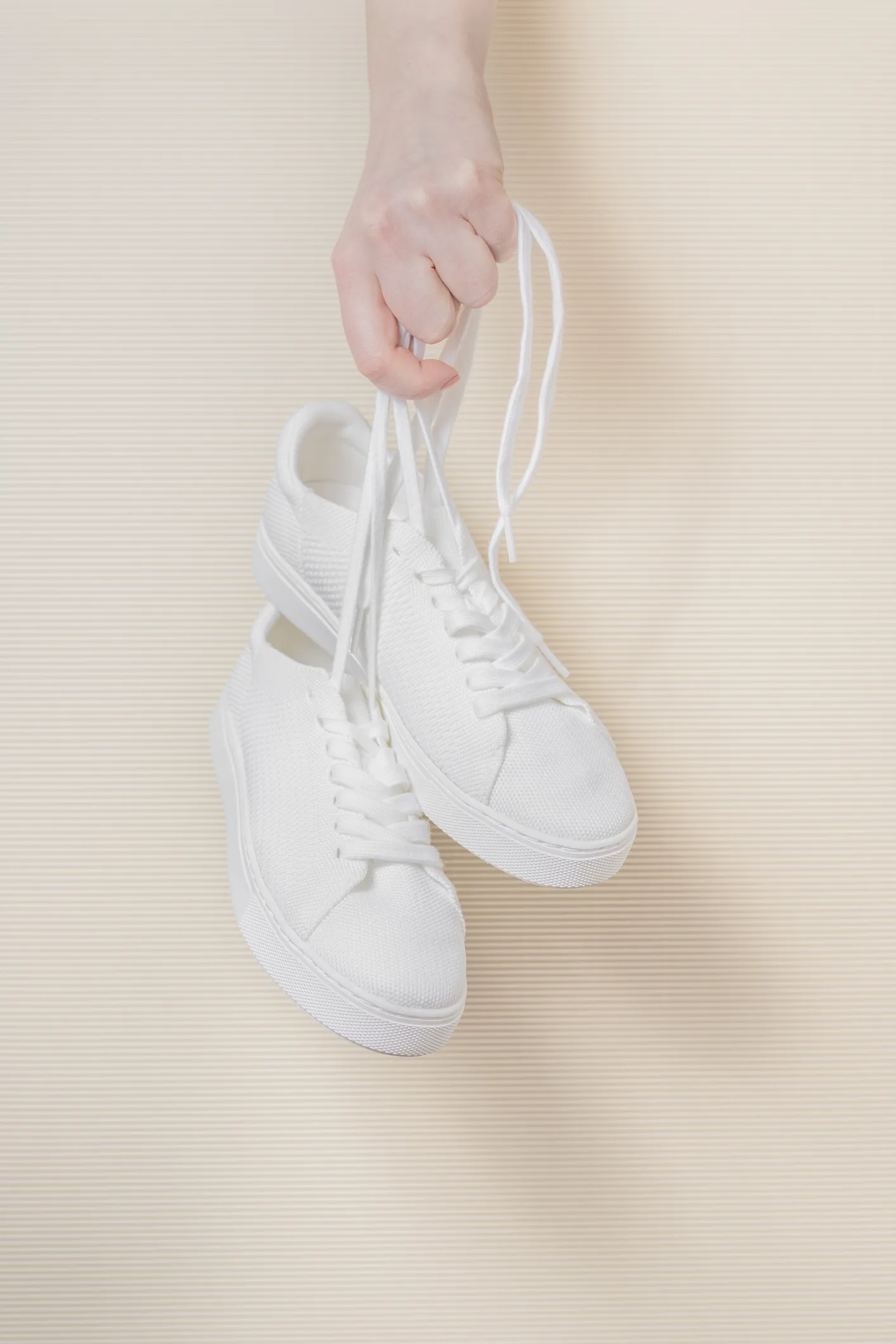 El truco definitivo para limpiar tus tenis blancos después de un día de lluvia