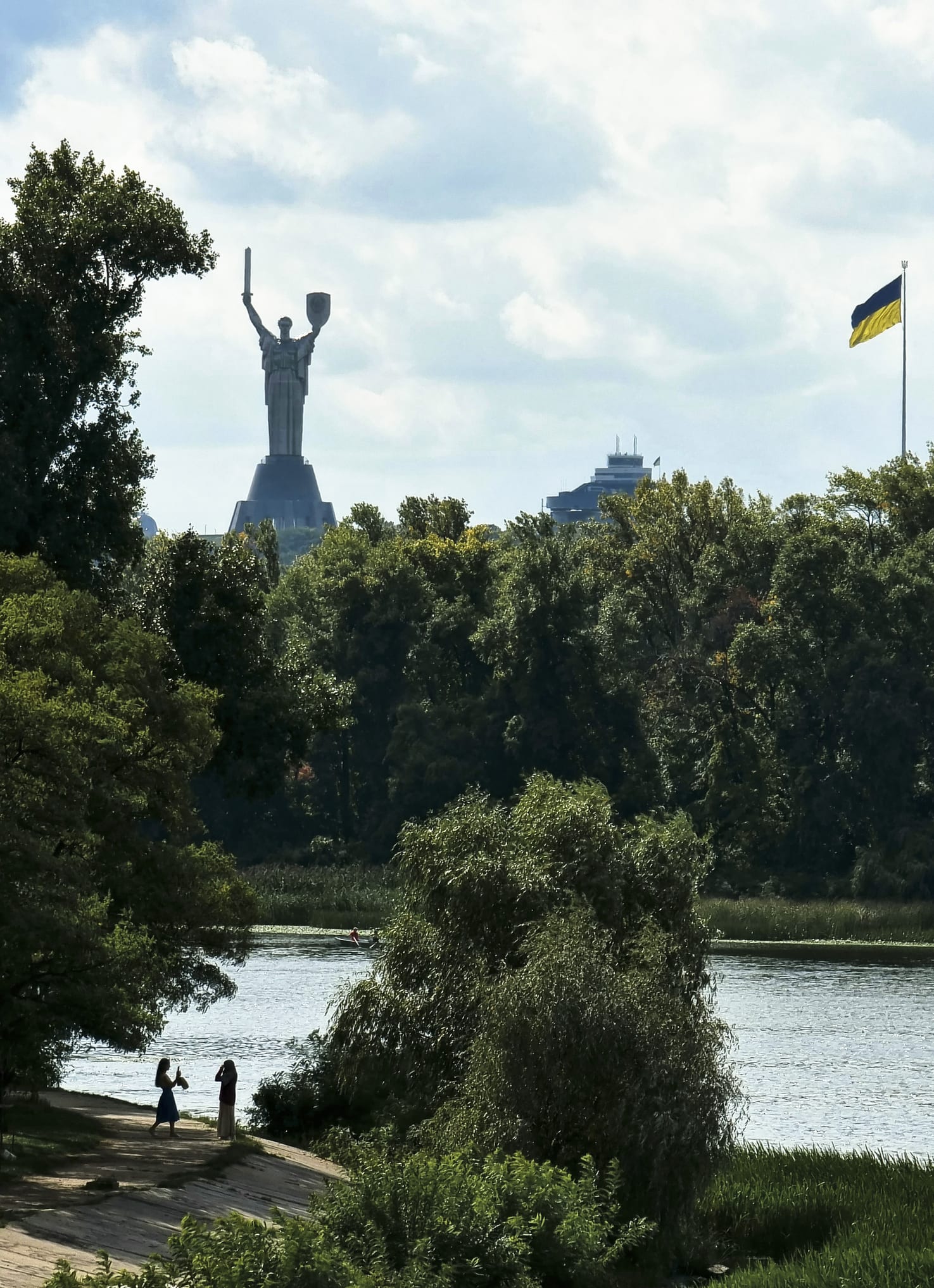 Жителям Києва рекомендують не відвідувати пляжі та зони відпочинку