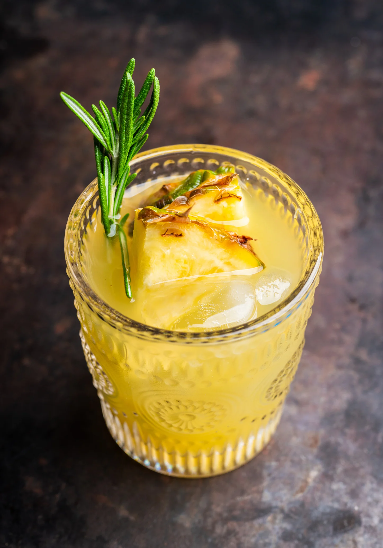 ¿Triglicéridos elevados? Prepara este jugo de piña con naranja para bajarlos