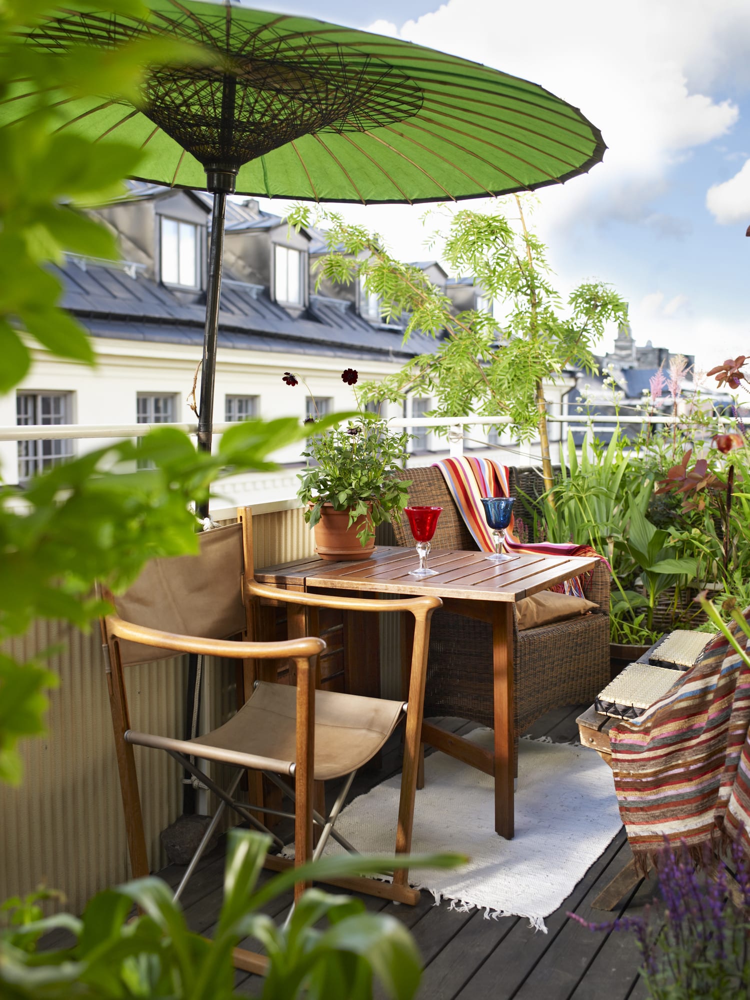 Cinco claves para amueblar y decorar una terraza o un balcón pequeño