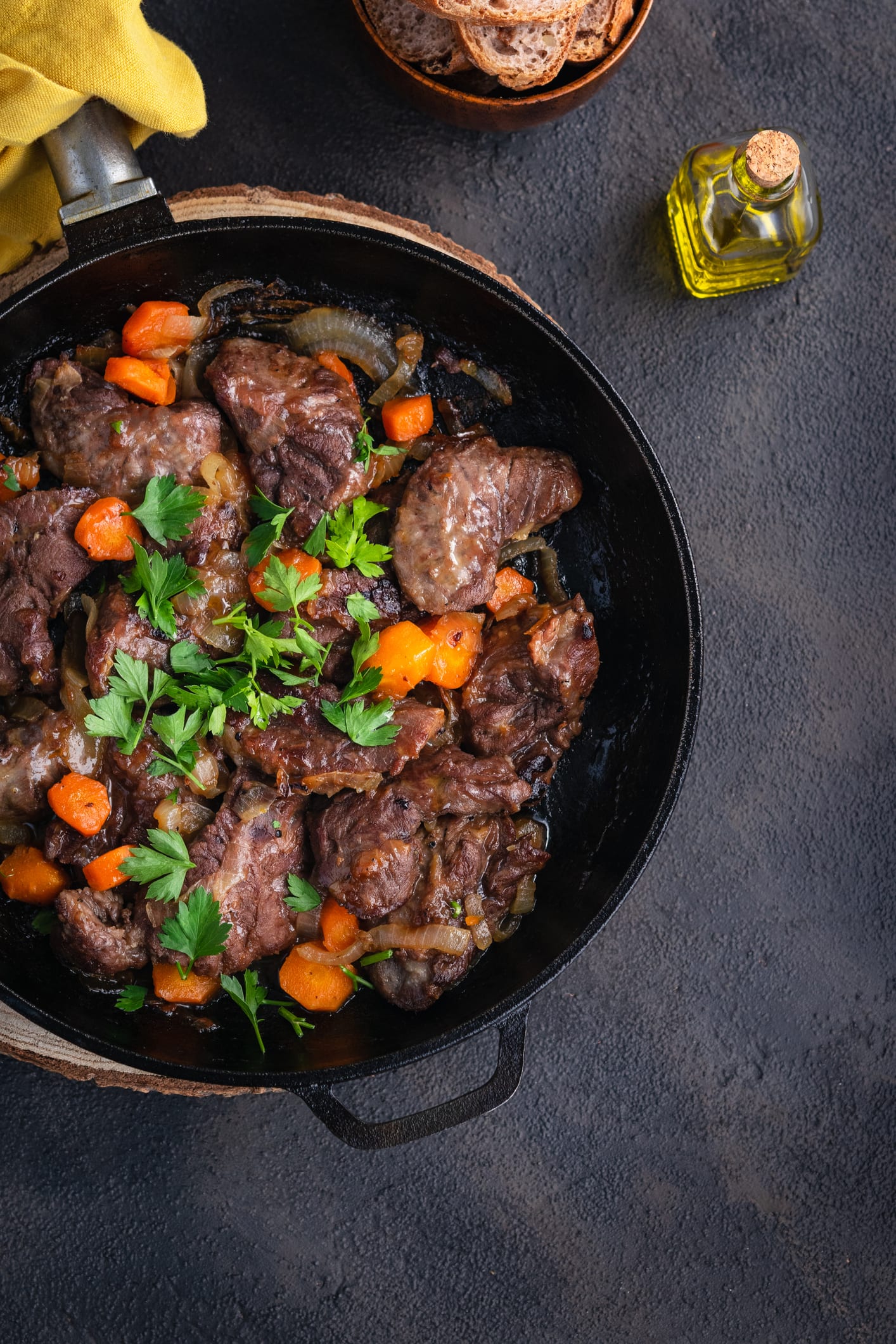 ¿Te apetece un guiso de carne? Tres recetas con carrilleras de las que dejan el plato ¡limpio!