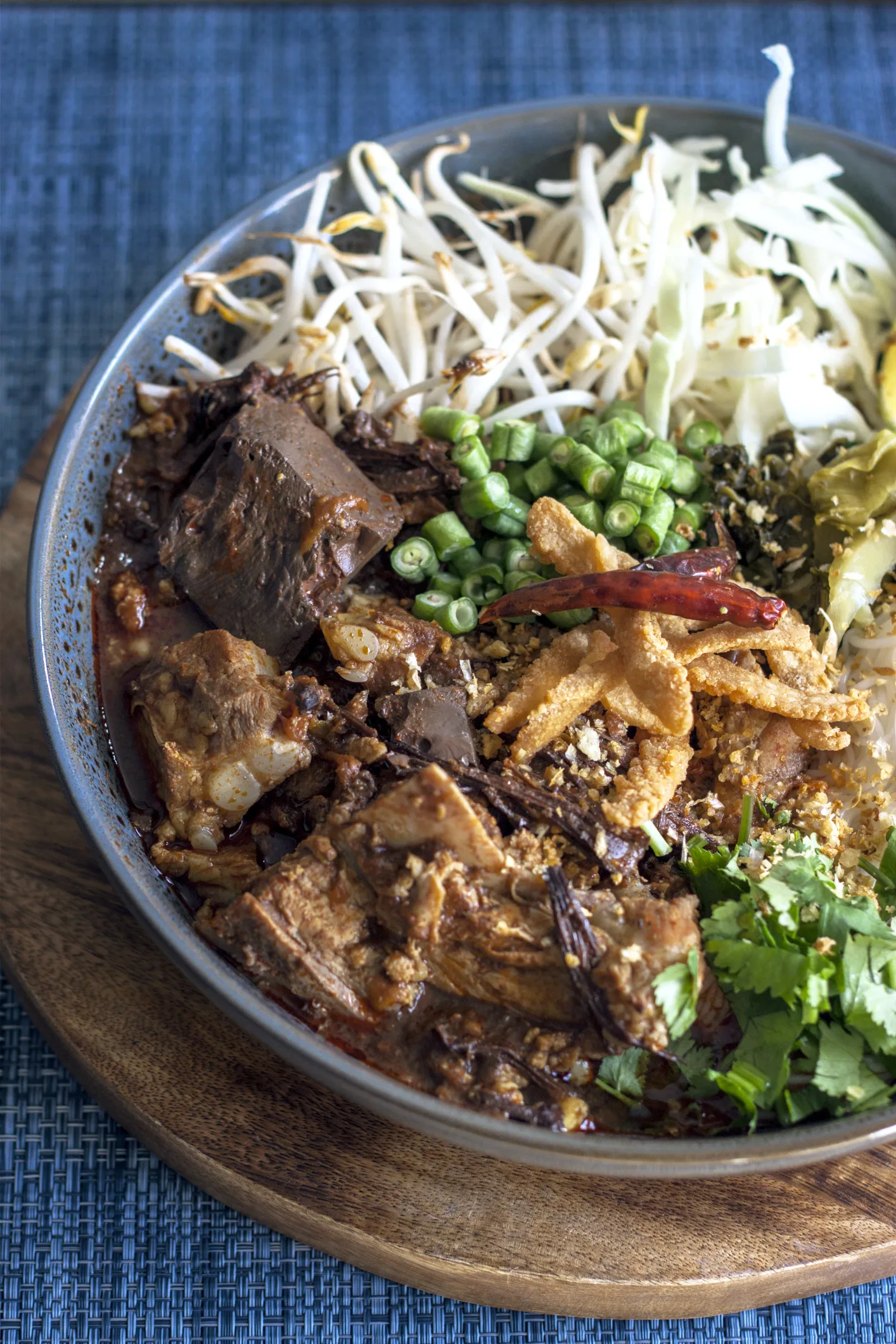 ขนมจีนน้ำยาแกงไก่ “ยายแดง-ห้วยยอด”ขายดียาวนานกว่า 50 ปี