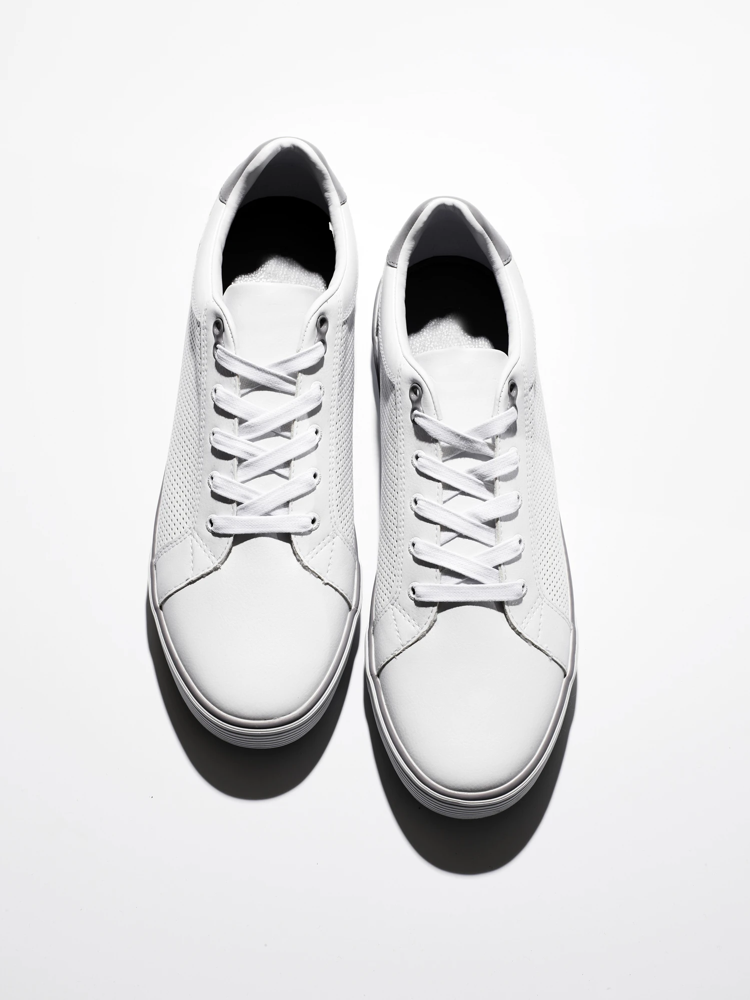 Trucos caseros claves para impermeabilizar los zapatos