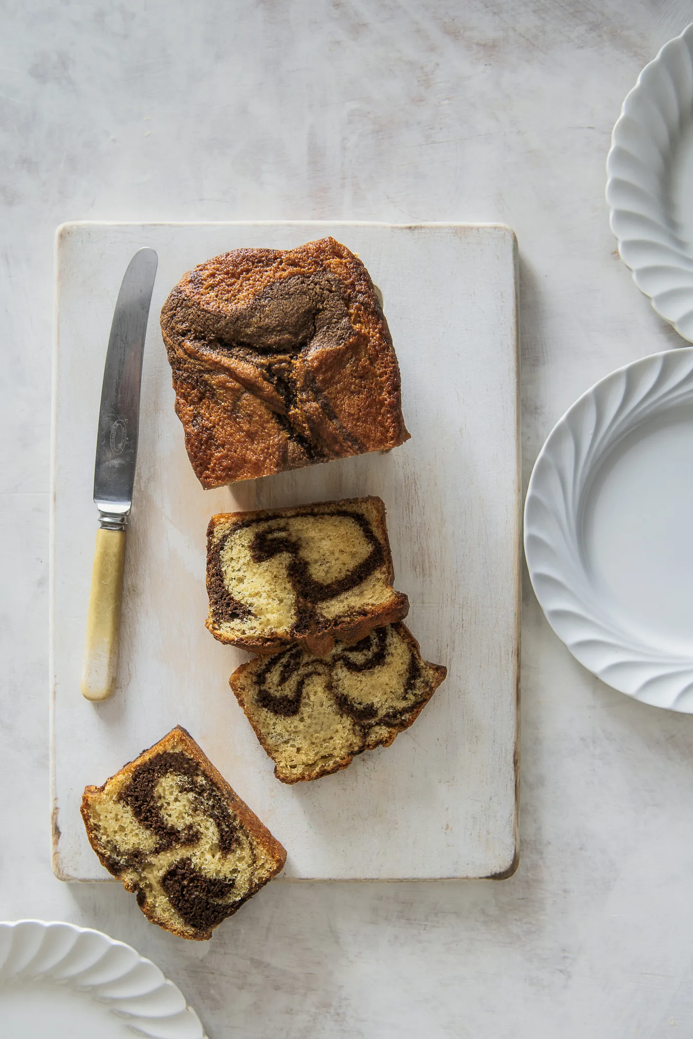 Marbled chocolate cake with crunchy top